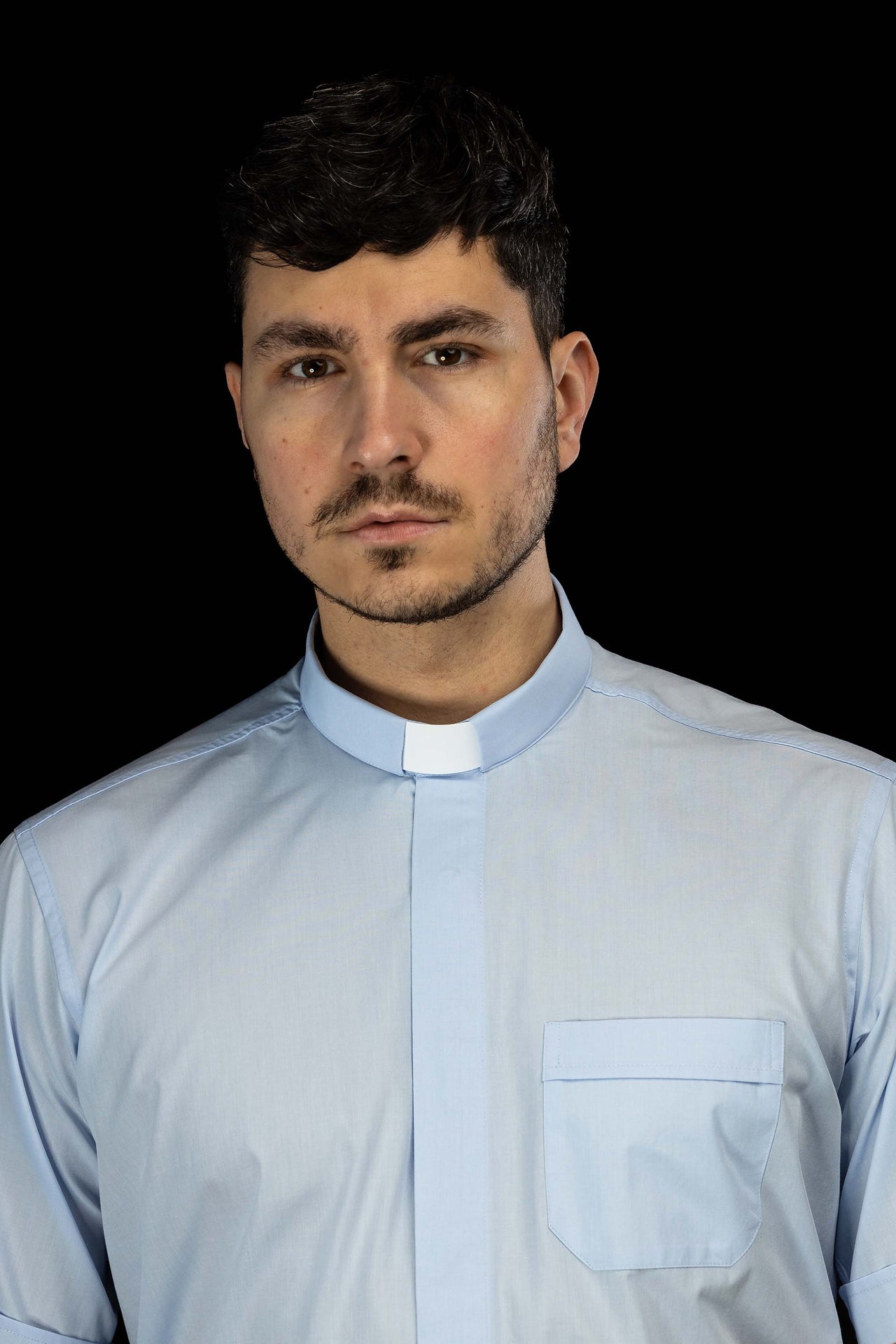Blaues kurzärmeliges Klerikerhemd mit Priesterkragen