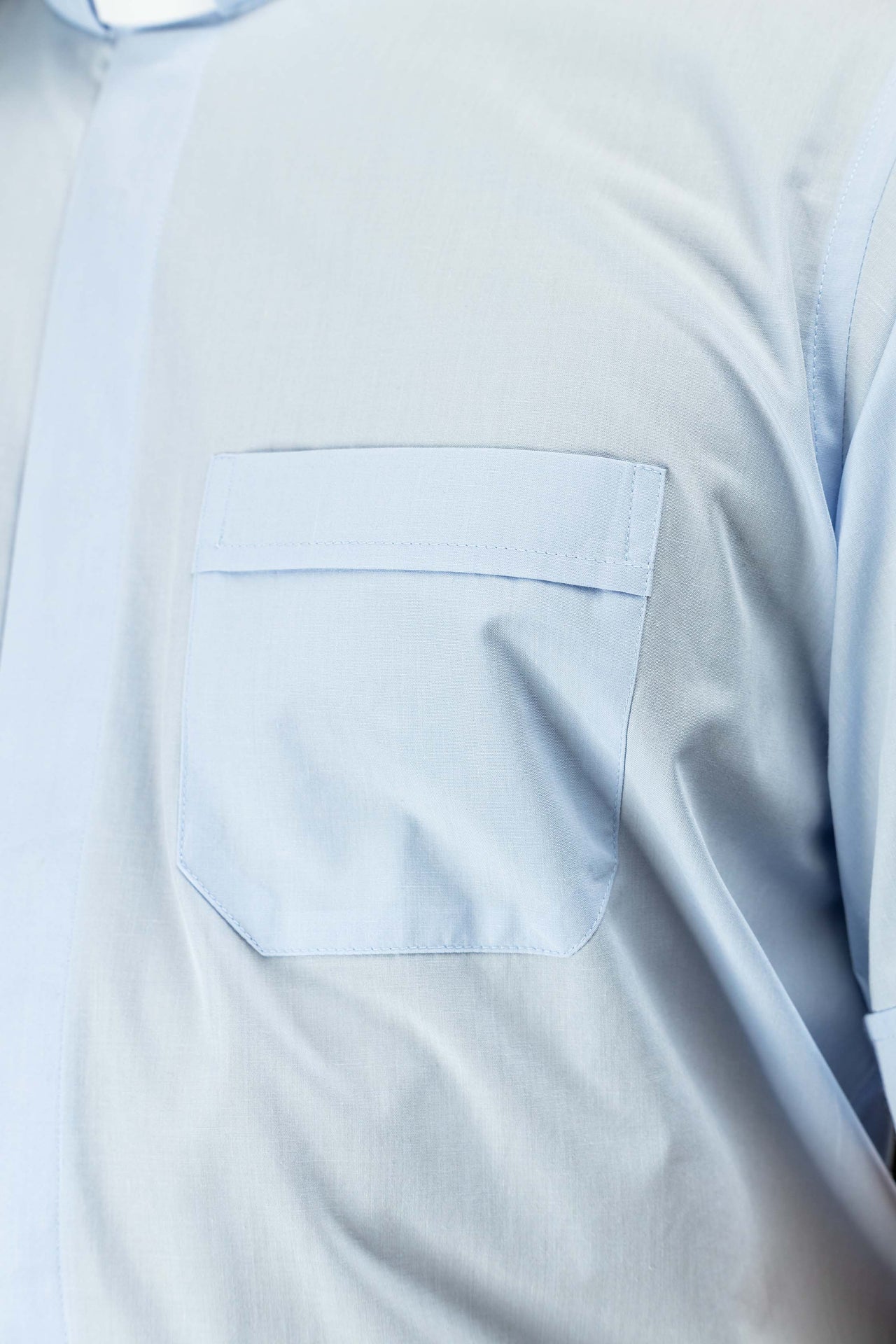 Blaues kurzärmeliges Klerikerhemd mit Priesterkragen