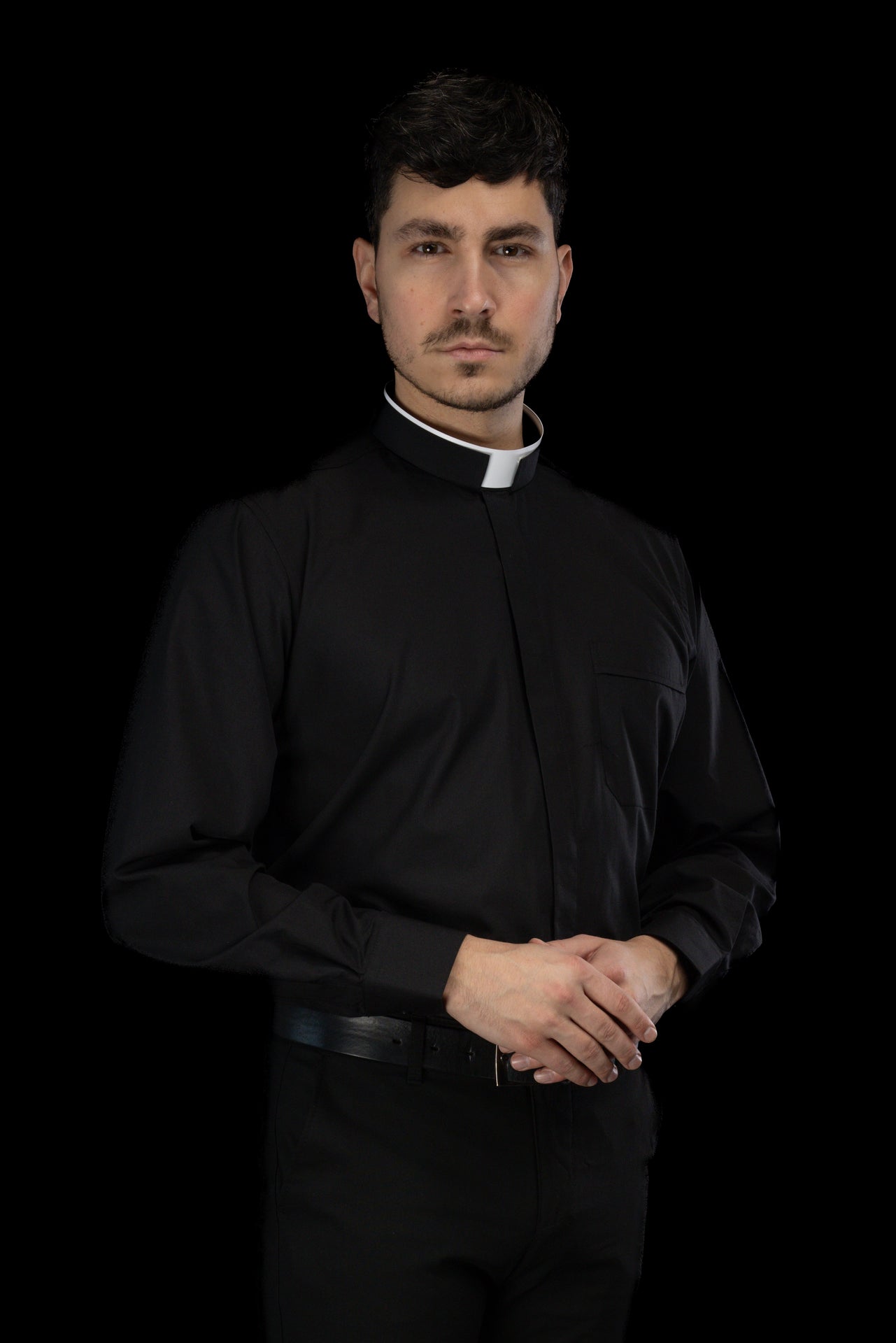 Schwarzes langärmeliges römisches Klerikerhemd mit Priesterkragen
