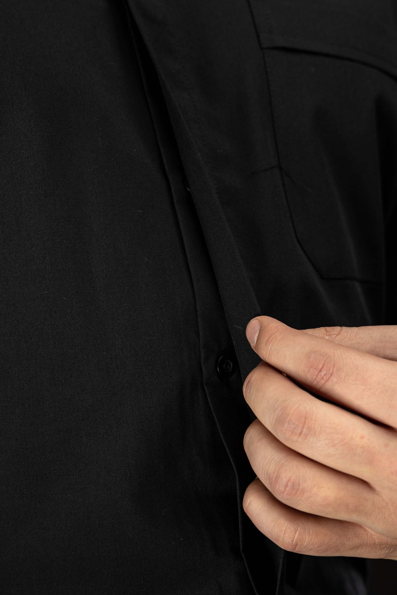 Schwarzes langärmeliges römisches Klerikerhemd mit Priesterkragen