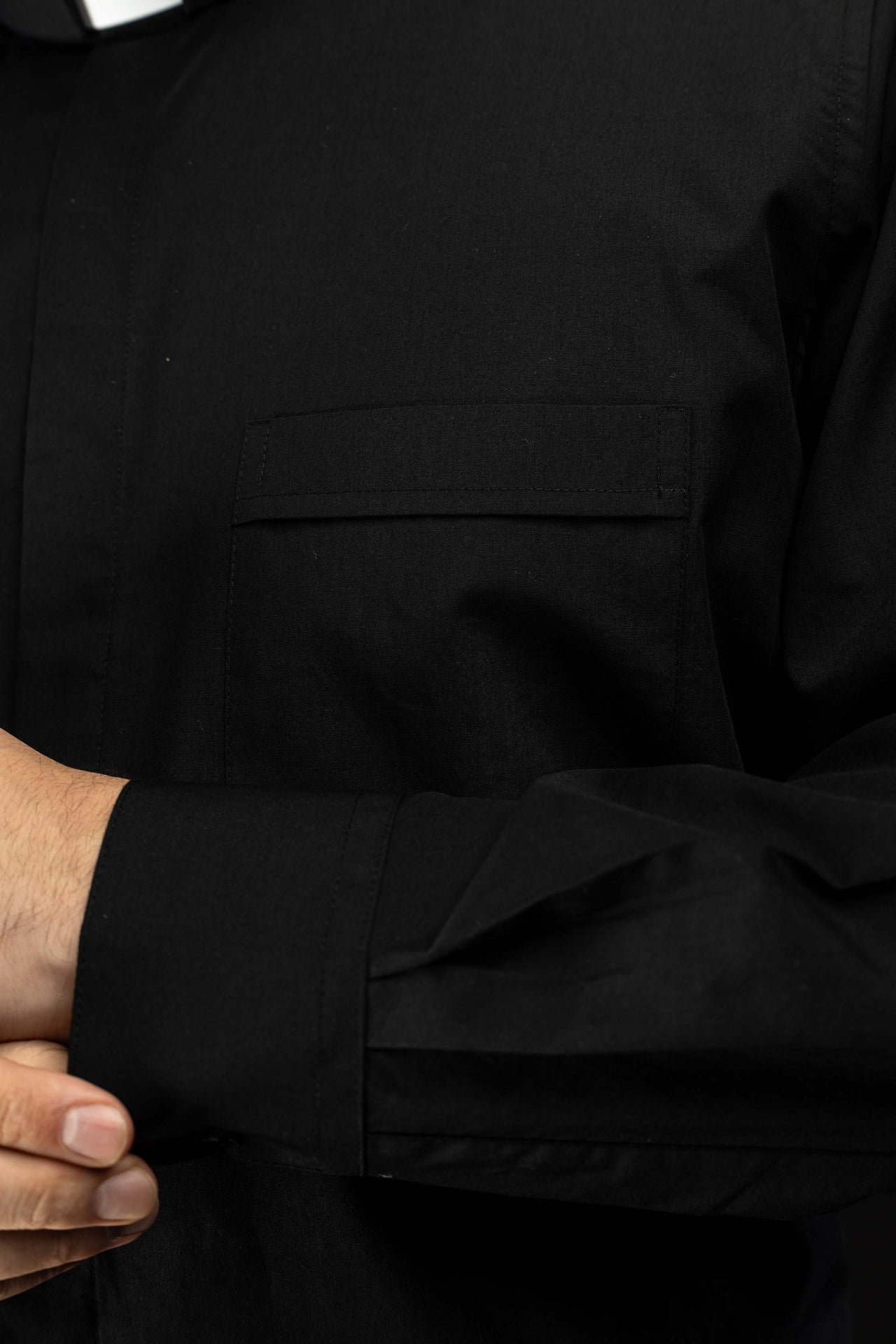Schwarzes langärmeliges römisches Klerikerhemd mit Priesterkragen