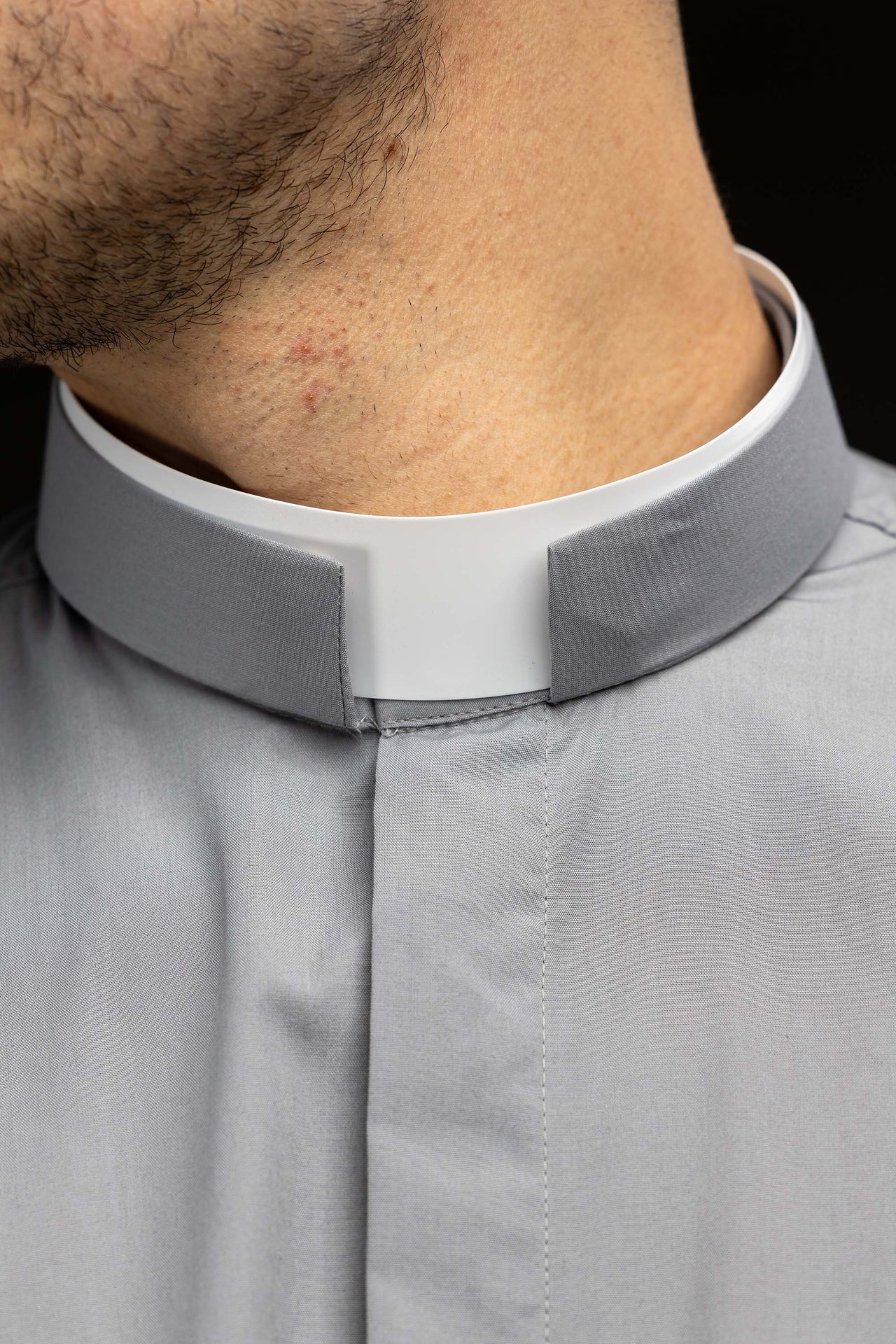 Hellgraues langärmeliges römisches Klerikerhemd mit Priesterkragen