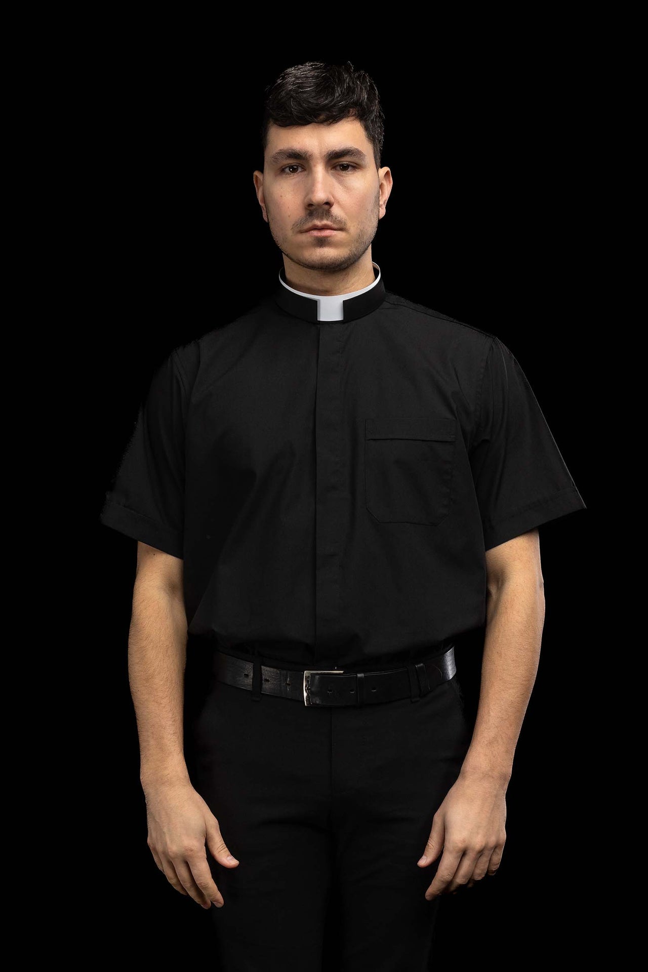 Schwarzes kurzärmeliges römisches Klerikerhemd mit Priesterkragen