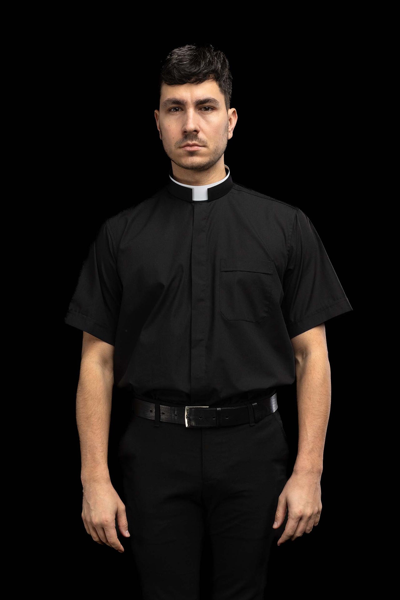 Schwarzes kurzärmeliges römisches Klerikerhemd mit Priesterkragen