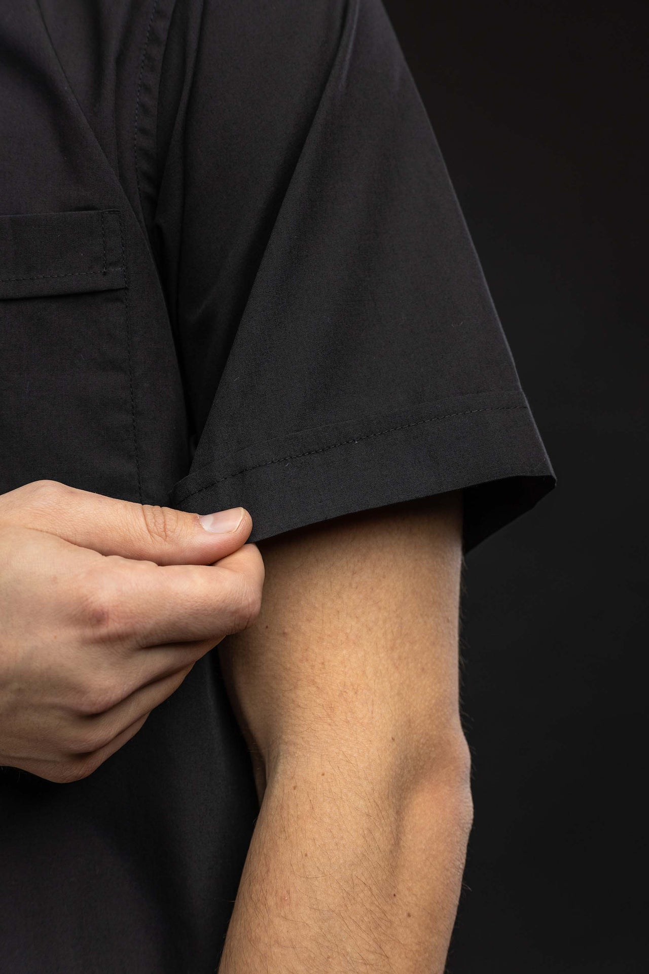 Schwarzes kurzärmeliges römisches Klerikerhemd mit Priesterkragen