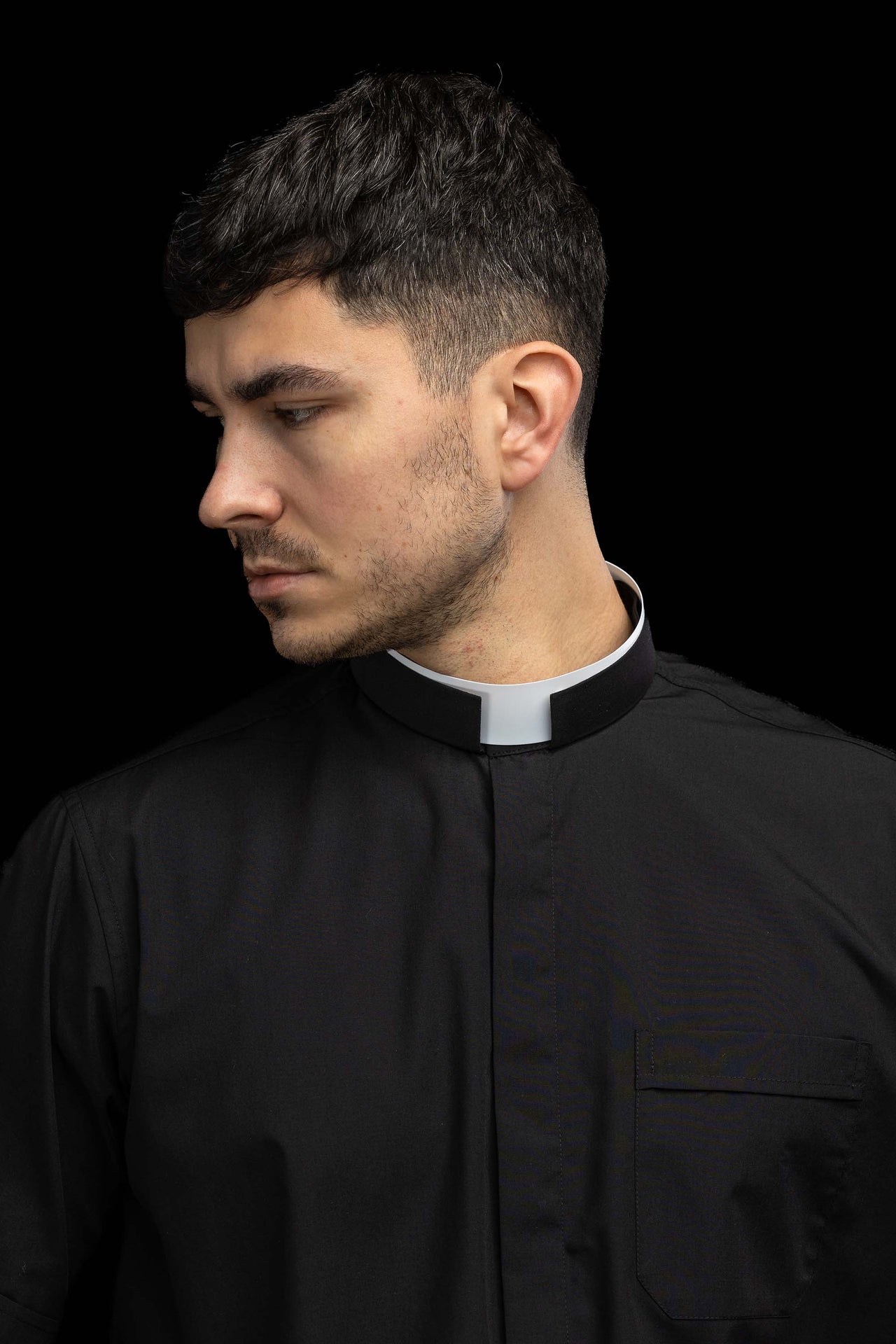 Schwarzes kurzärmeliges römisches Klerikerhemd mit Priesterkragen