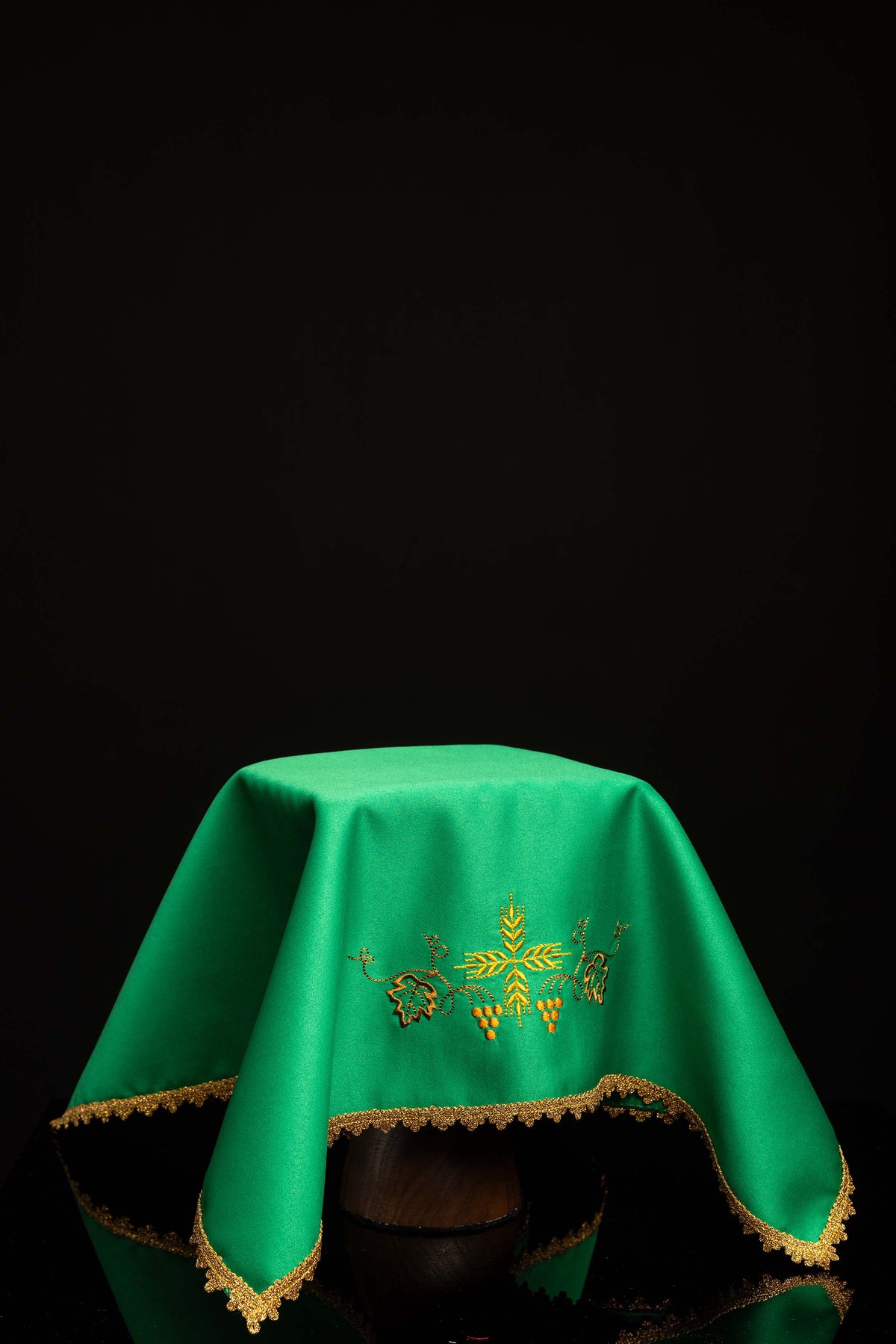 Set aus vier Kelchvelen mit eucharistischer Stickerei