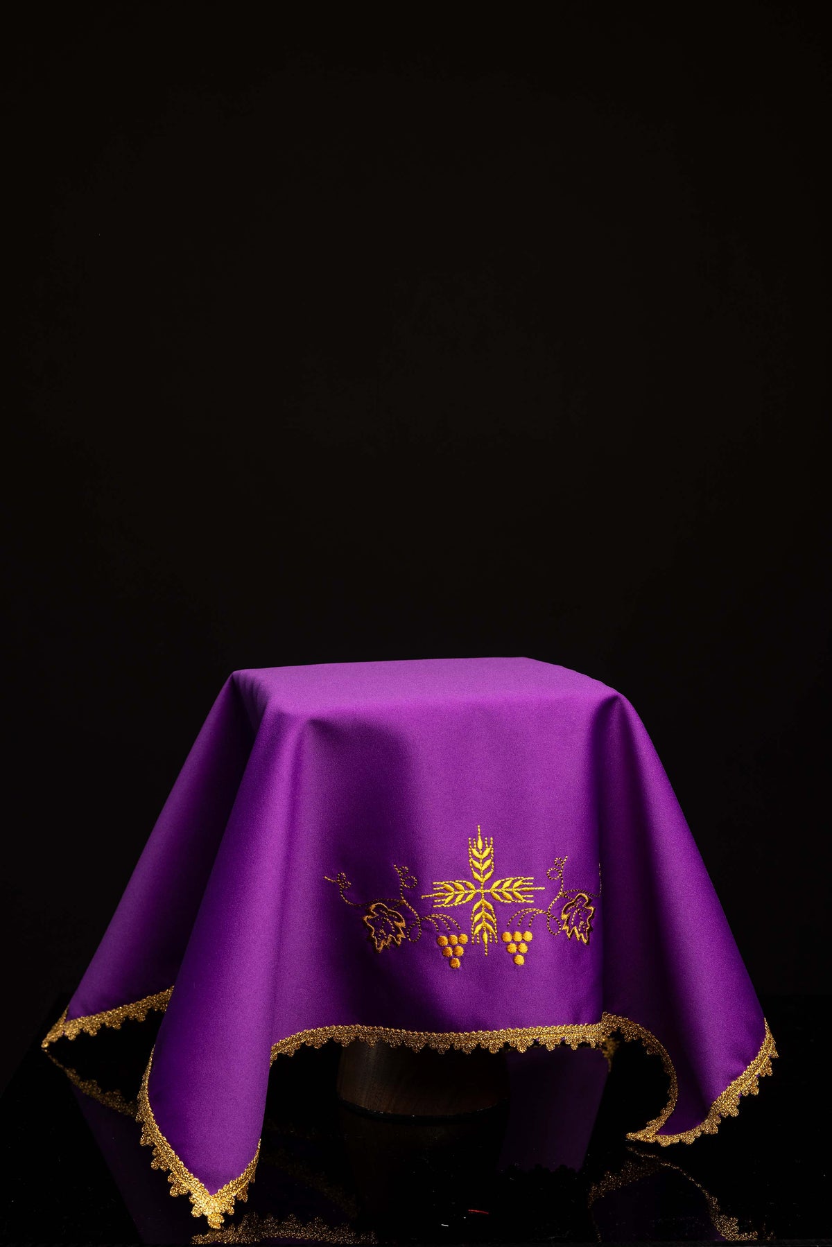 Set aus vier Kelchvelen mit eucharistischer Stickerei