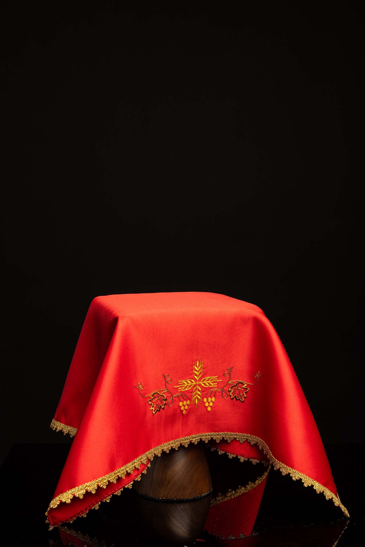 Set aus vier Kelchvelen mit eucharistischer Stickerei