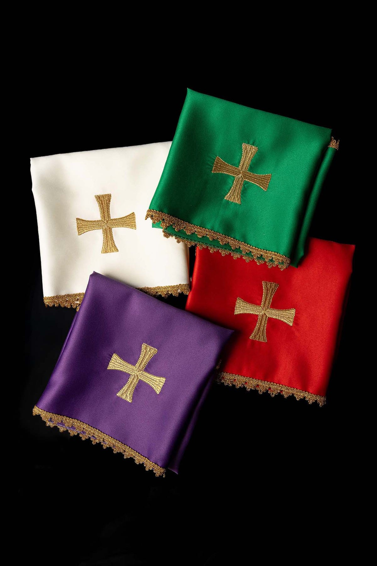 Set aus vier Kelchvelen mit goldener Kreuzstickerei