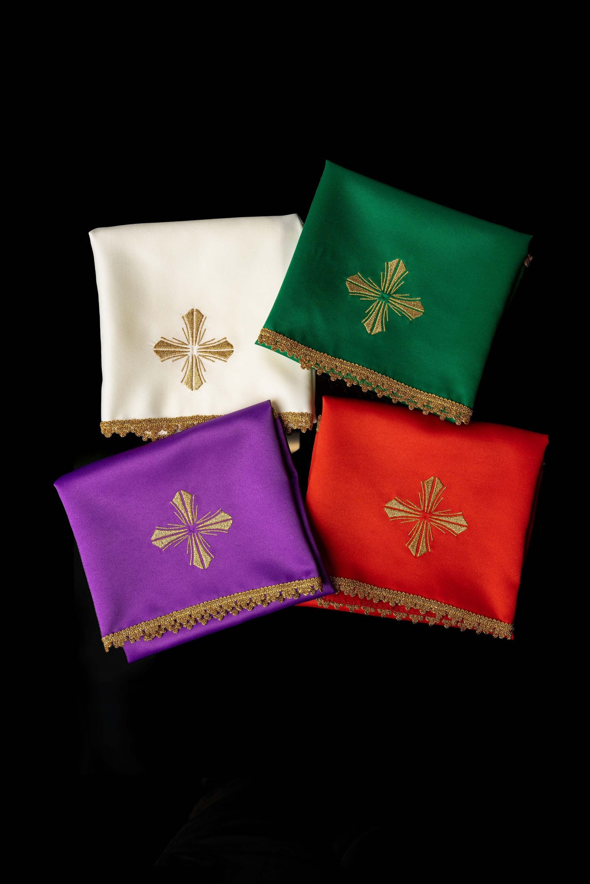 Set aus vier Kelchvelen mit Kreuzstickerei