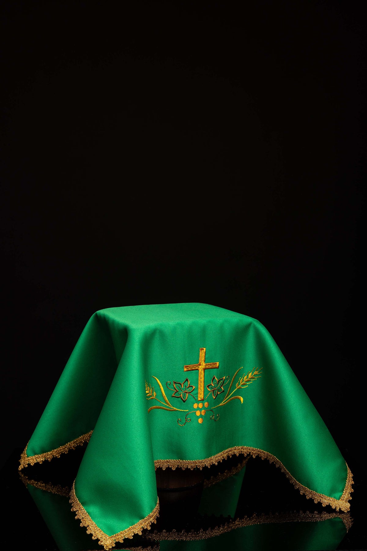 Set aus vier Kelchvelen mit eucharistischer Stickerei