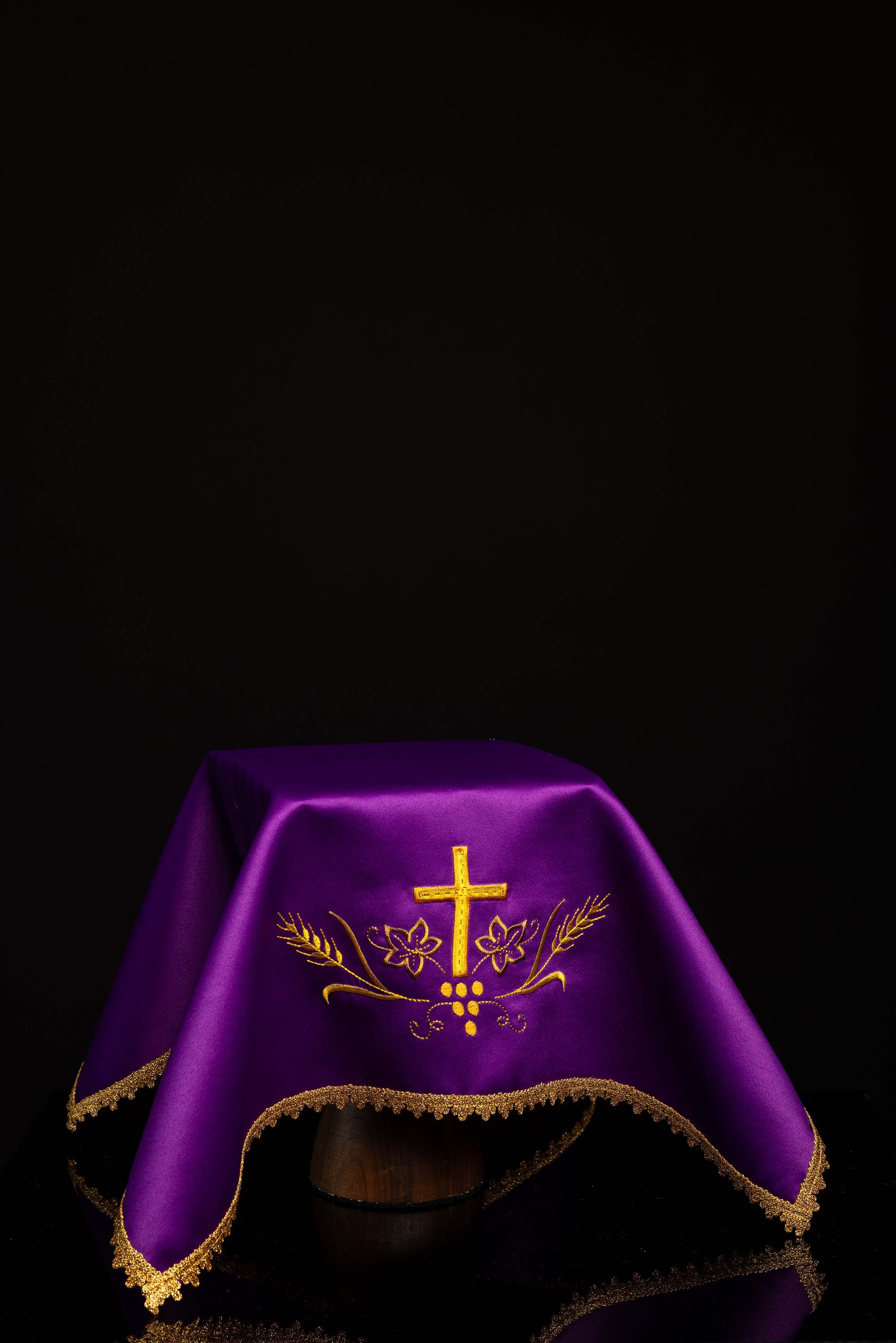 Set aus vier Kelchvelen mit eucharistischer Stickerei