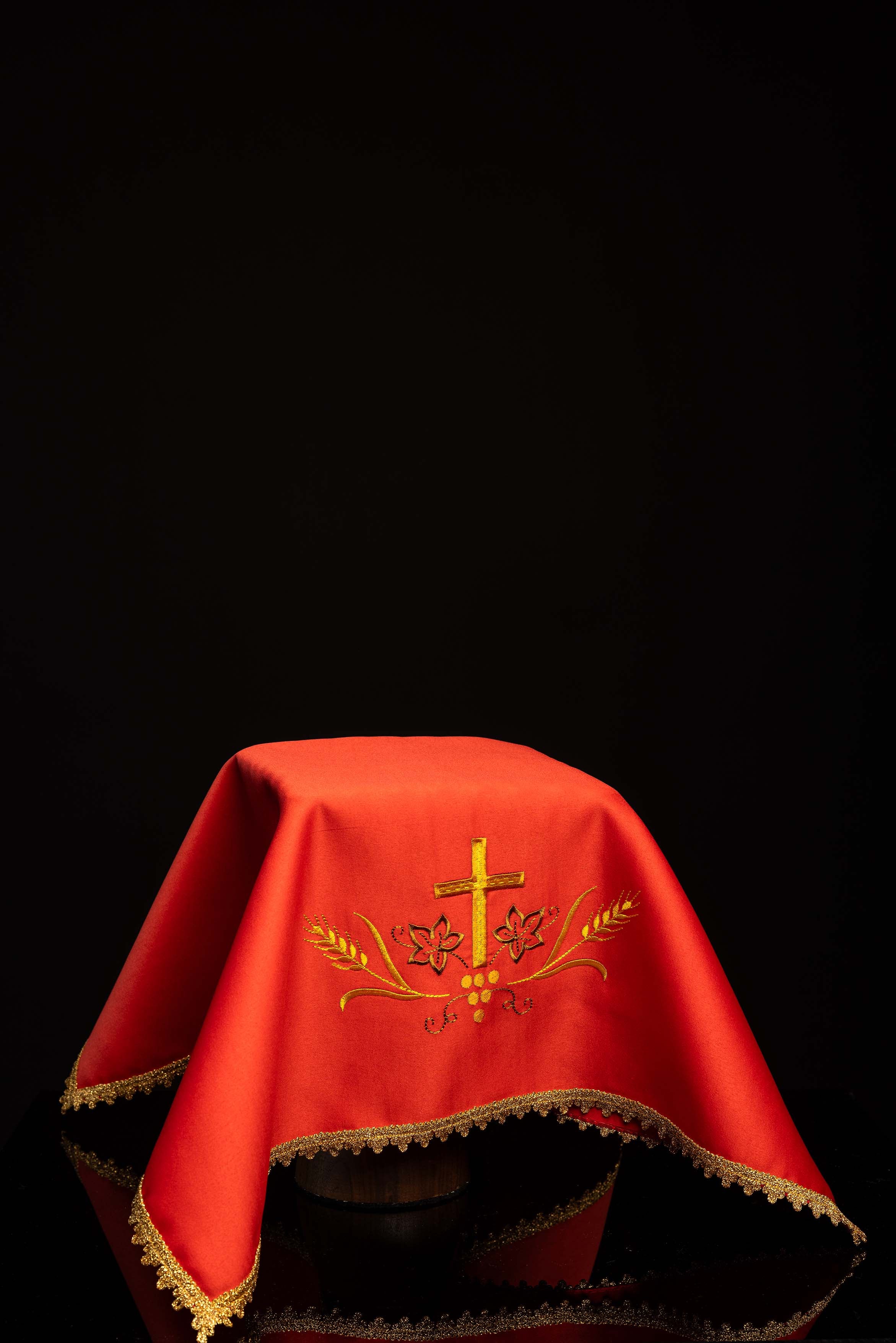 Set aus vier Kelchvelen mit eucharistischer Stickerei