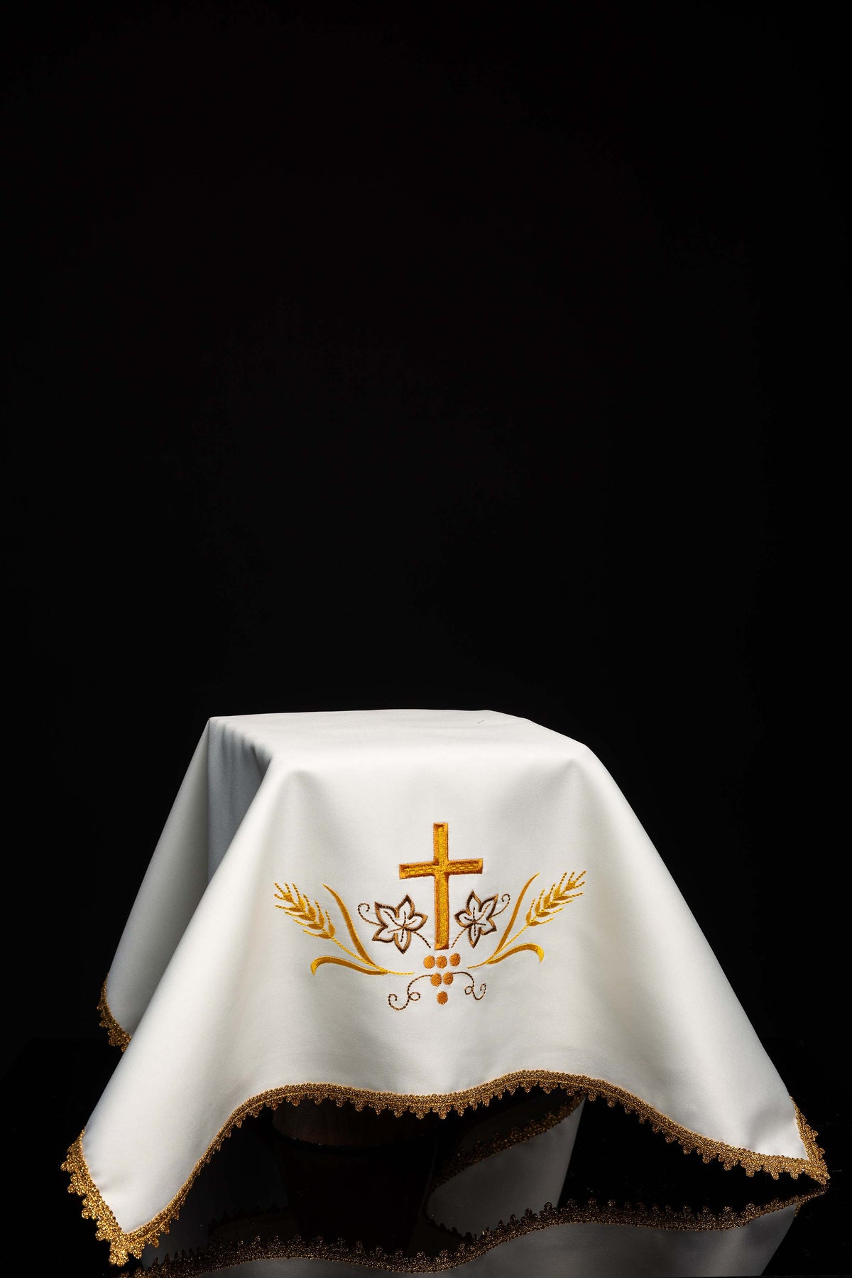Set aus vier Kelchvelen mit eucharistischer Stickerei