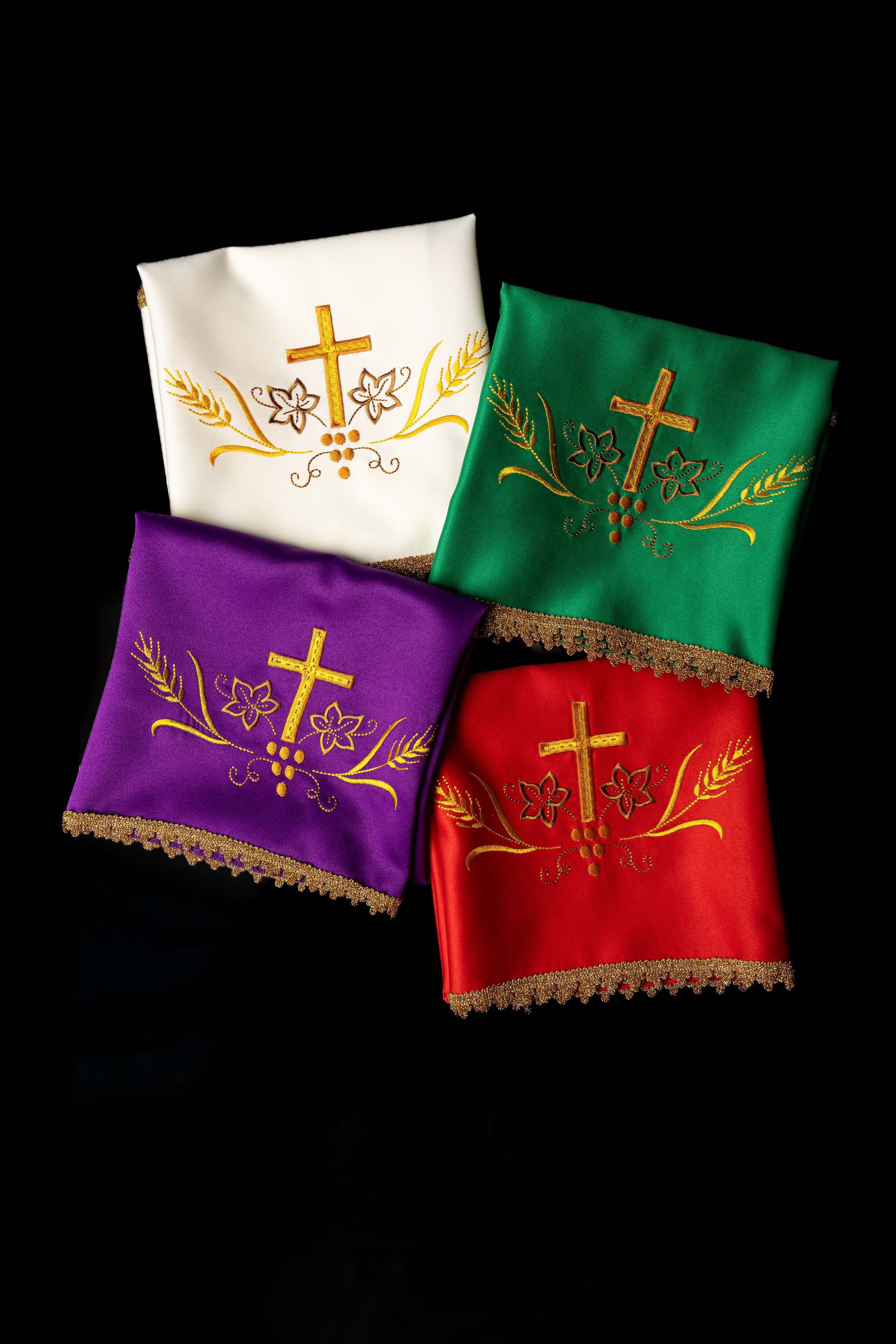 Set aus vier Kelchvelen mit eucharistischer Stickerei