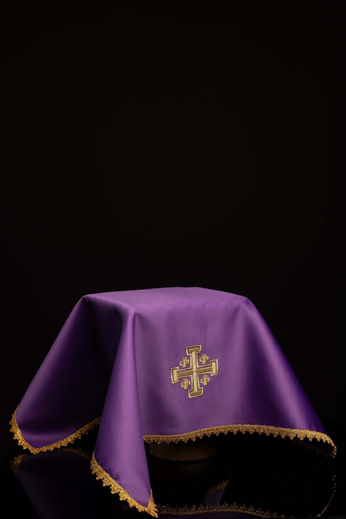 Set aus vier Kelchvelen mit Stickerei des Jerusalemkreuzes