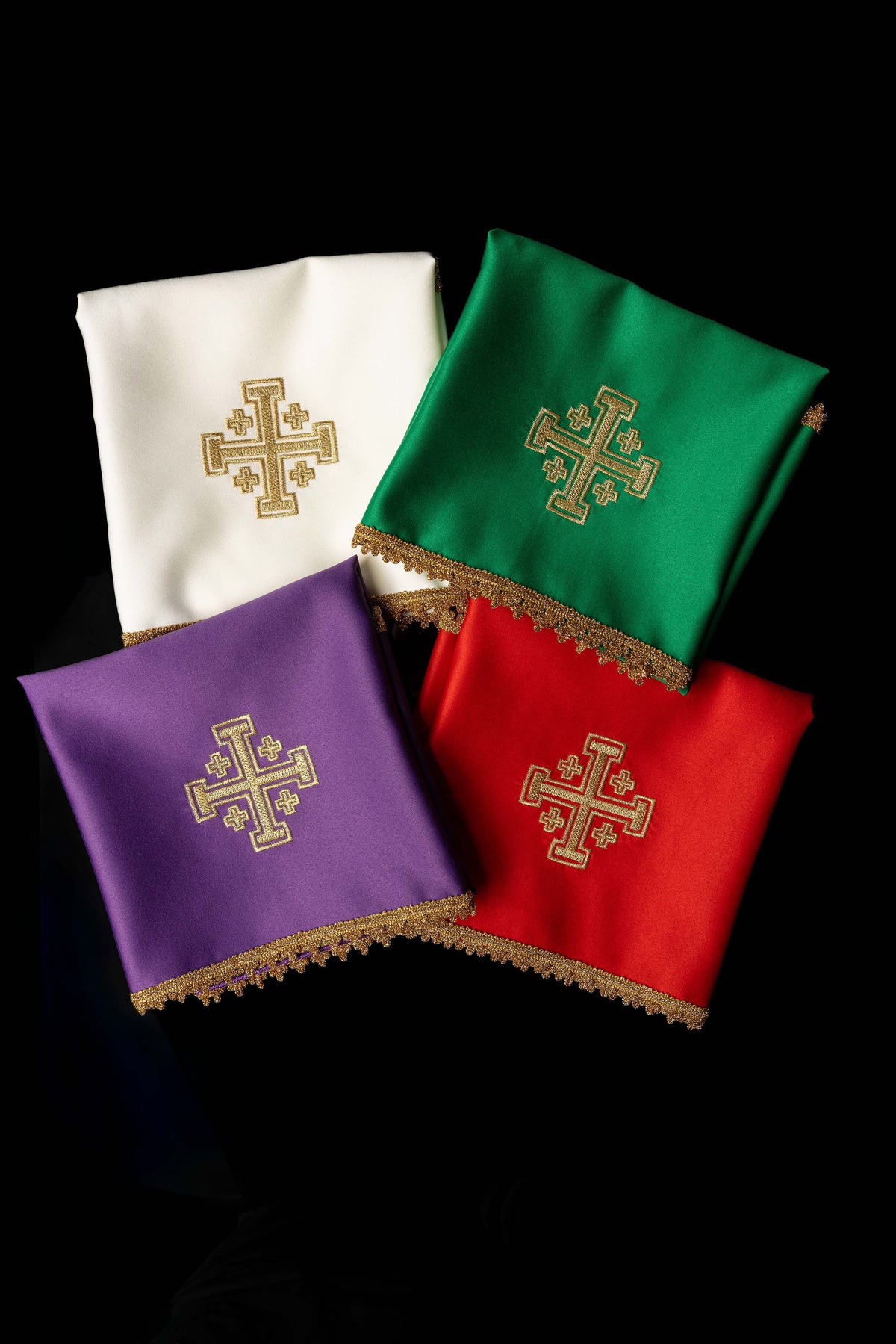 Set aus vier Kelchvelen mit Stickerei des Jerusalemkreuzes