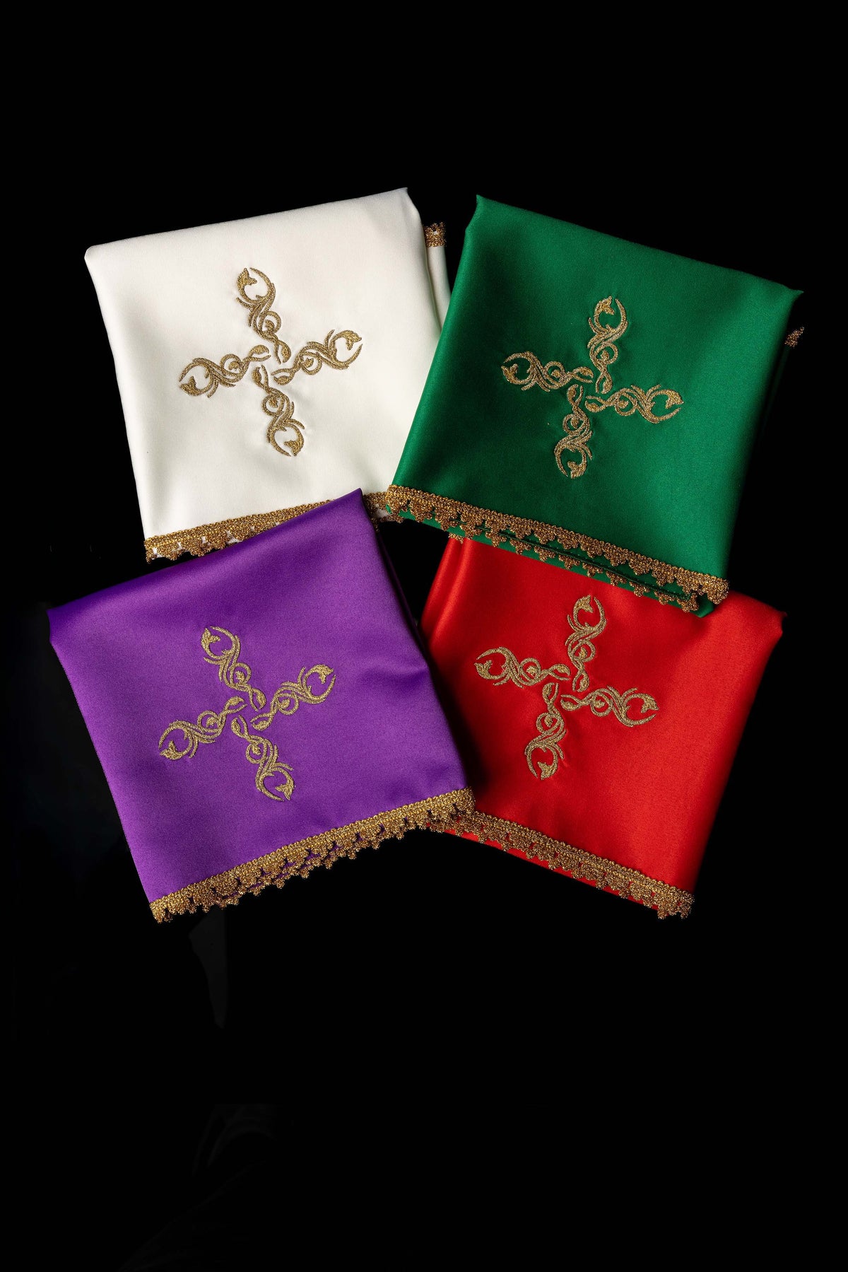 Set aus vier Kelchvelen mit gesticktem Kreuzmotiv