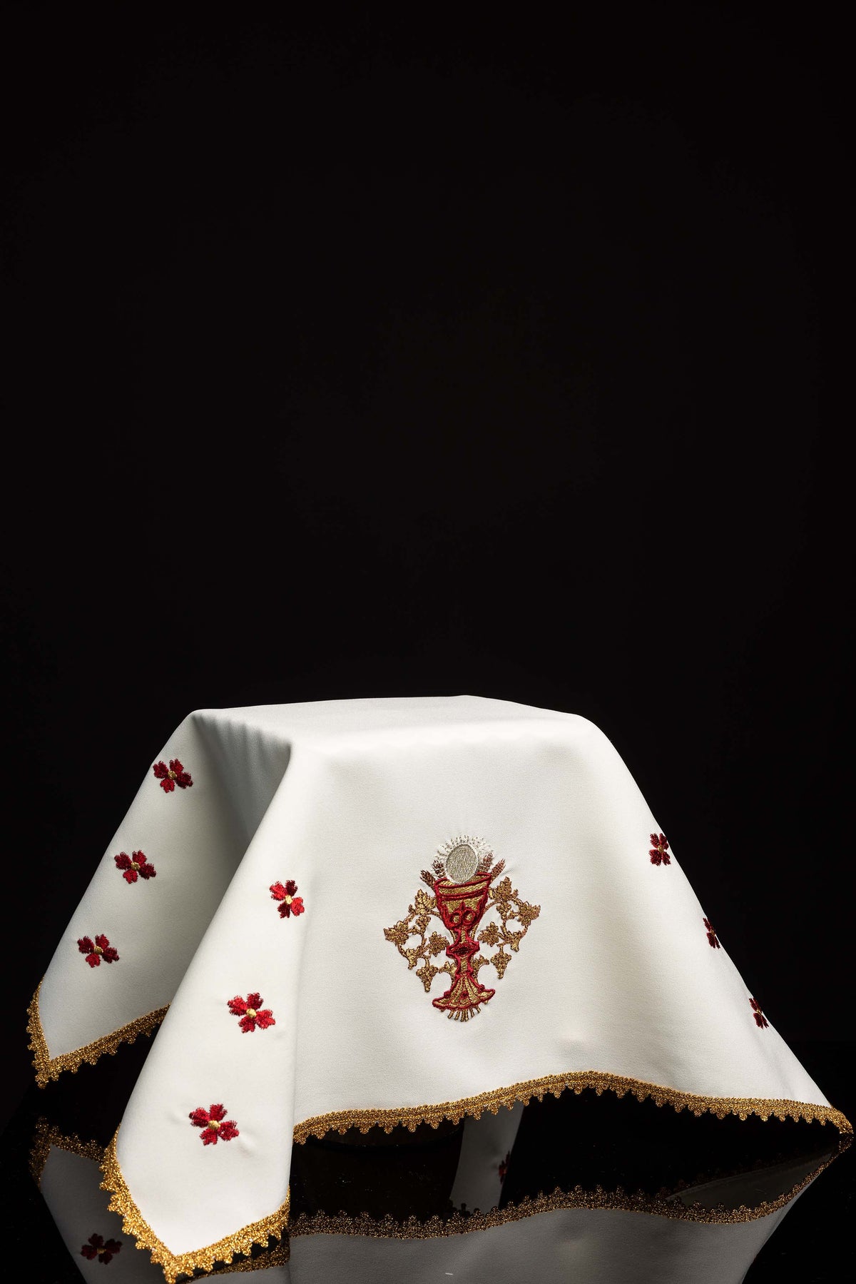 Kelchvelum mit gesticktem eucharistischen Kelchmotiv