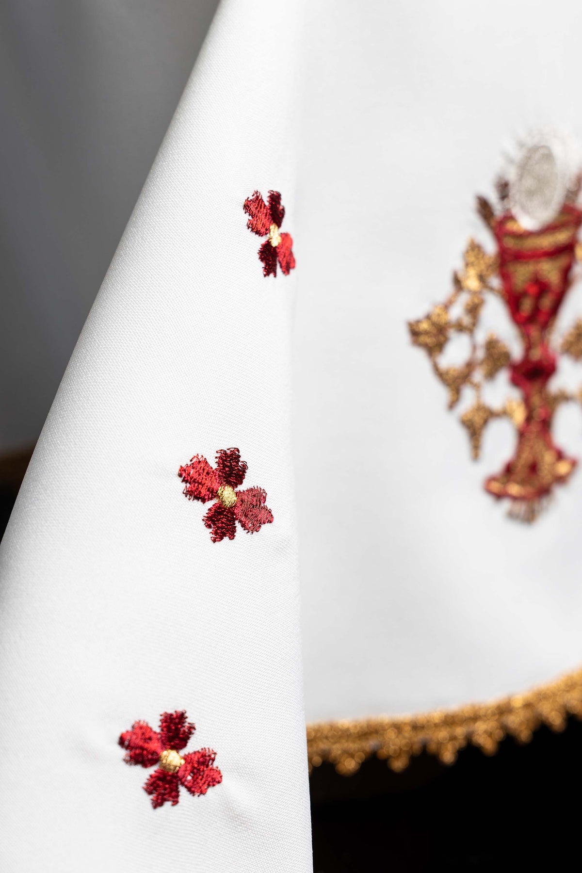 Kelchvelum mit gesticktem eucharistischen Kelchmotiv