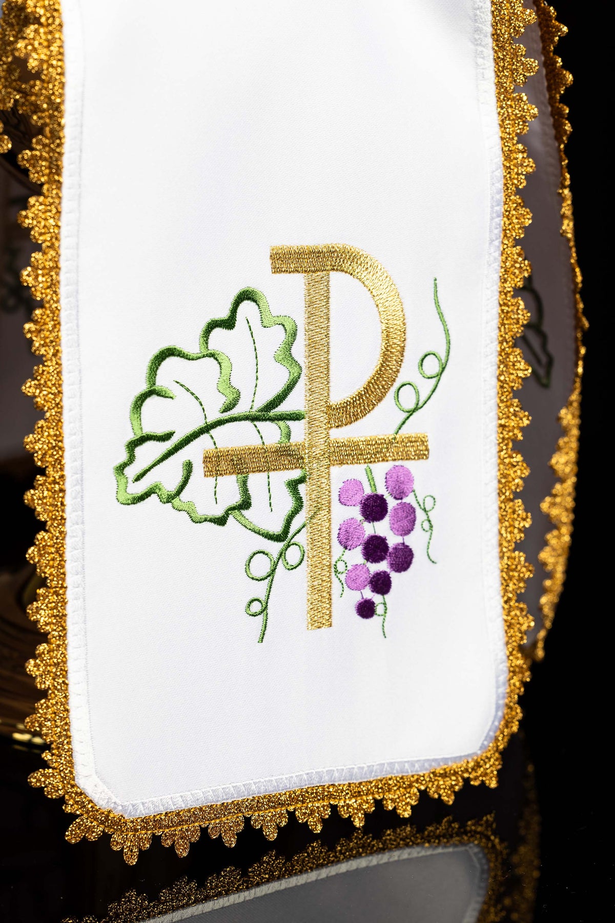 Ziboriumvelum mit gesticktem PAX-Motiv