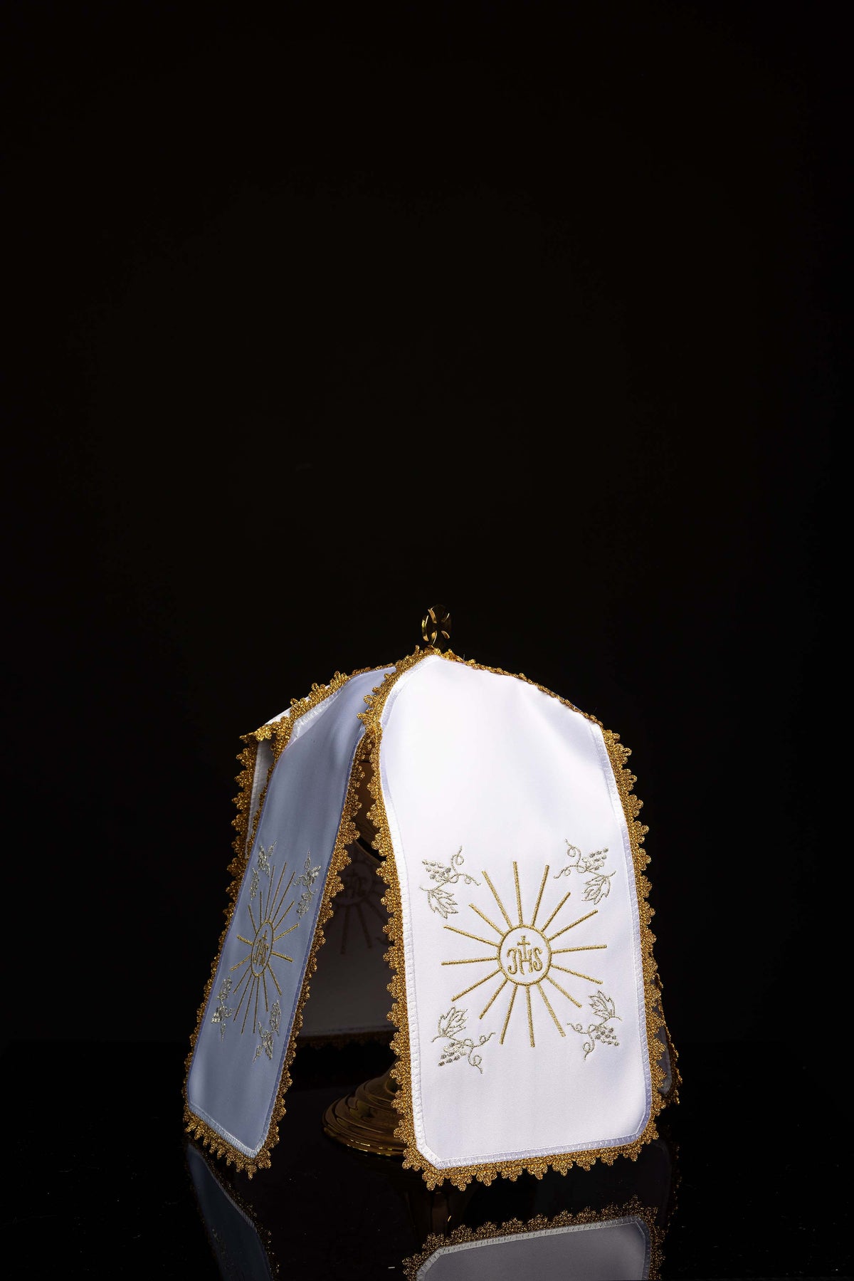 Ziboriumvelum mit gesticktem IHS-Motiv