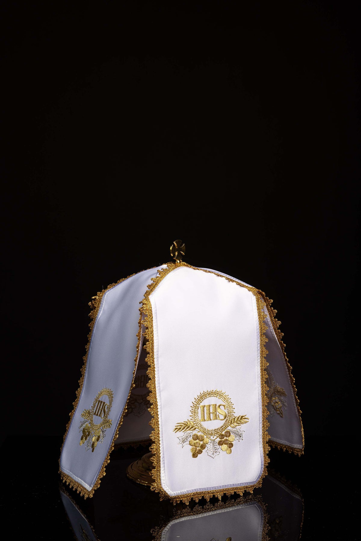 Ziboriumvelum mit goldfarben gesticktem IHS-Motiv