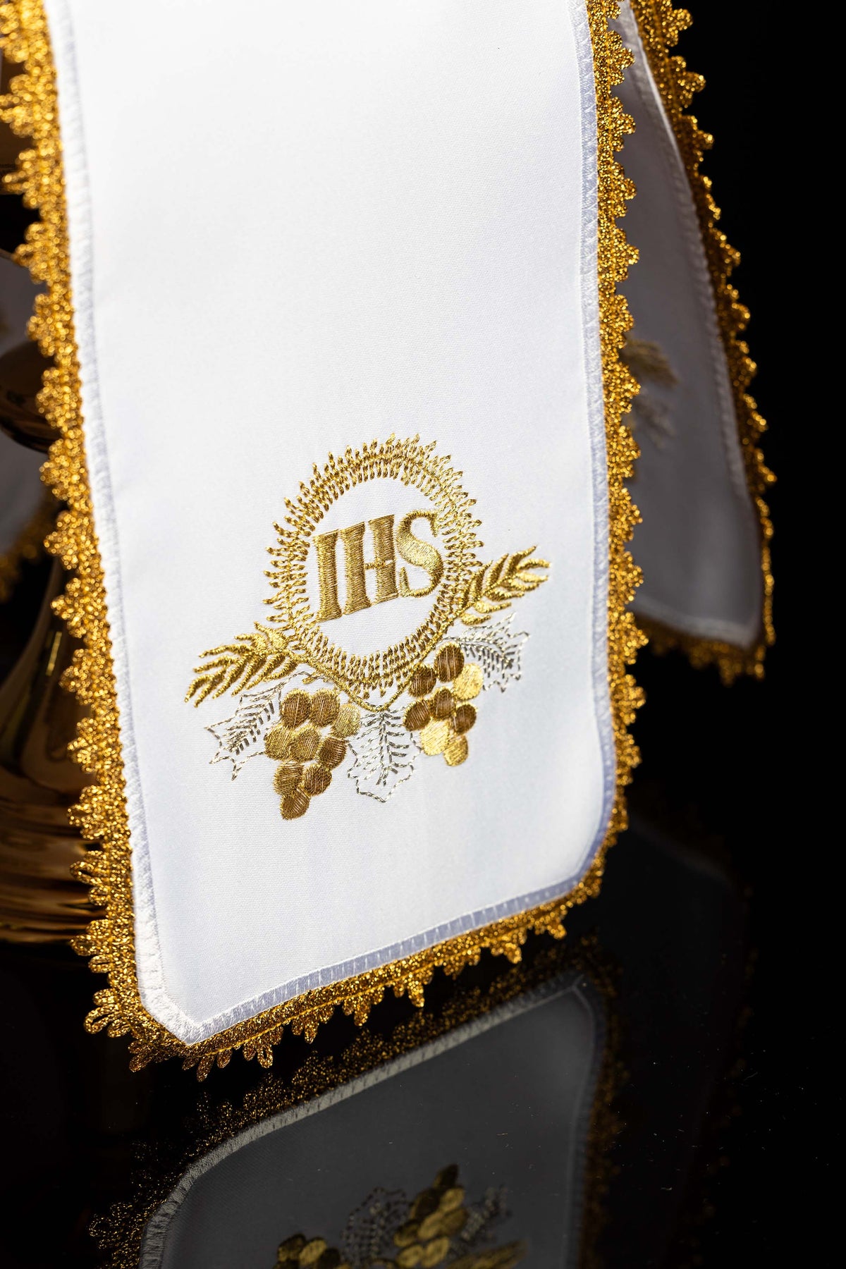 Ziboriumvelum mit goldfarben gesticktem IHS-Motiv