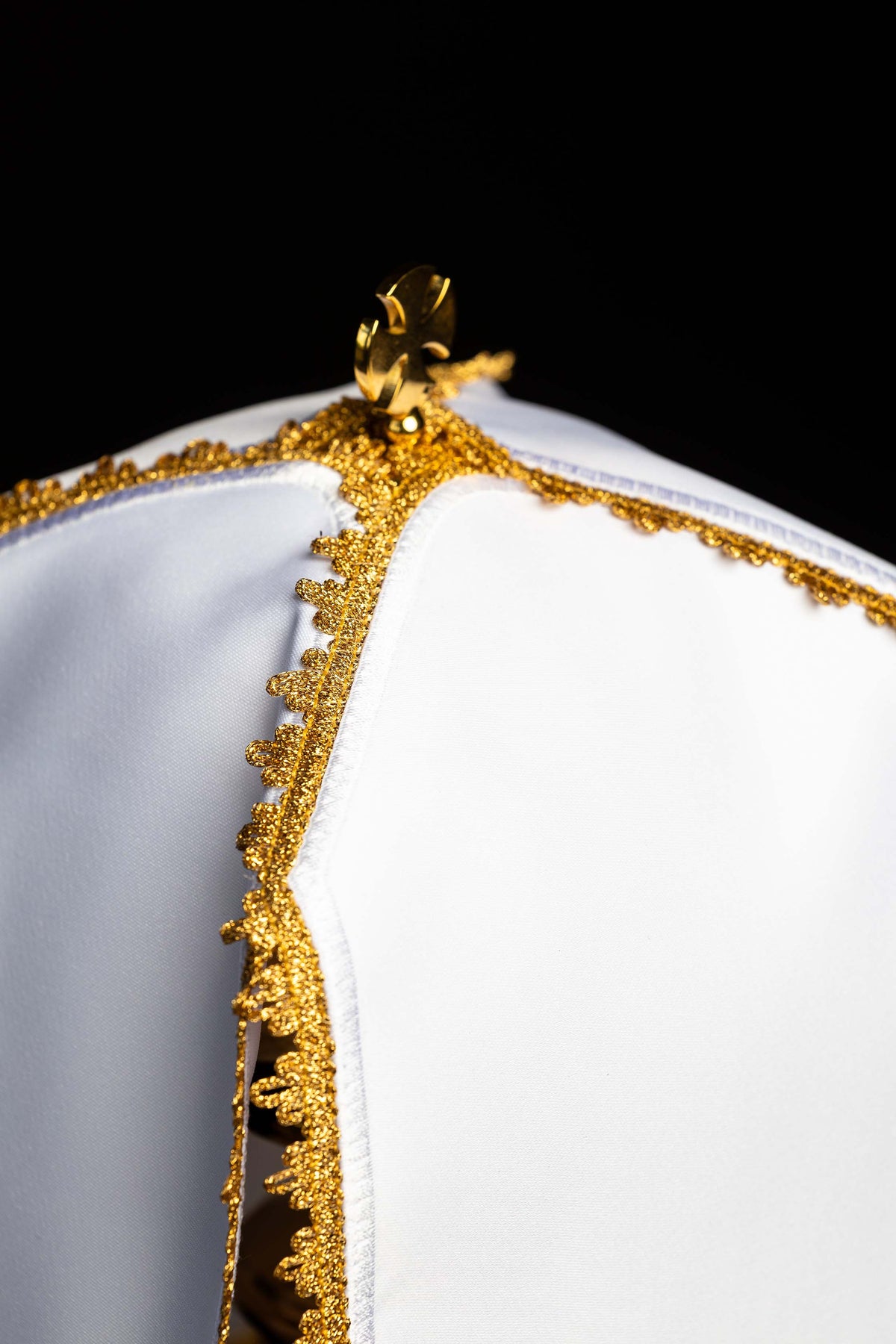 Ziboriumvelum mit goldfarben gesticktem IHS-Motiv