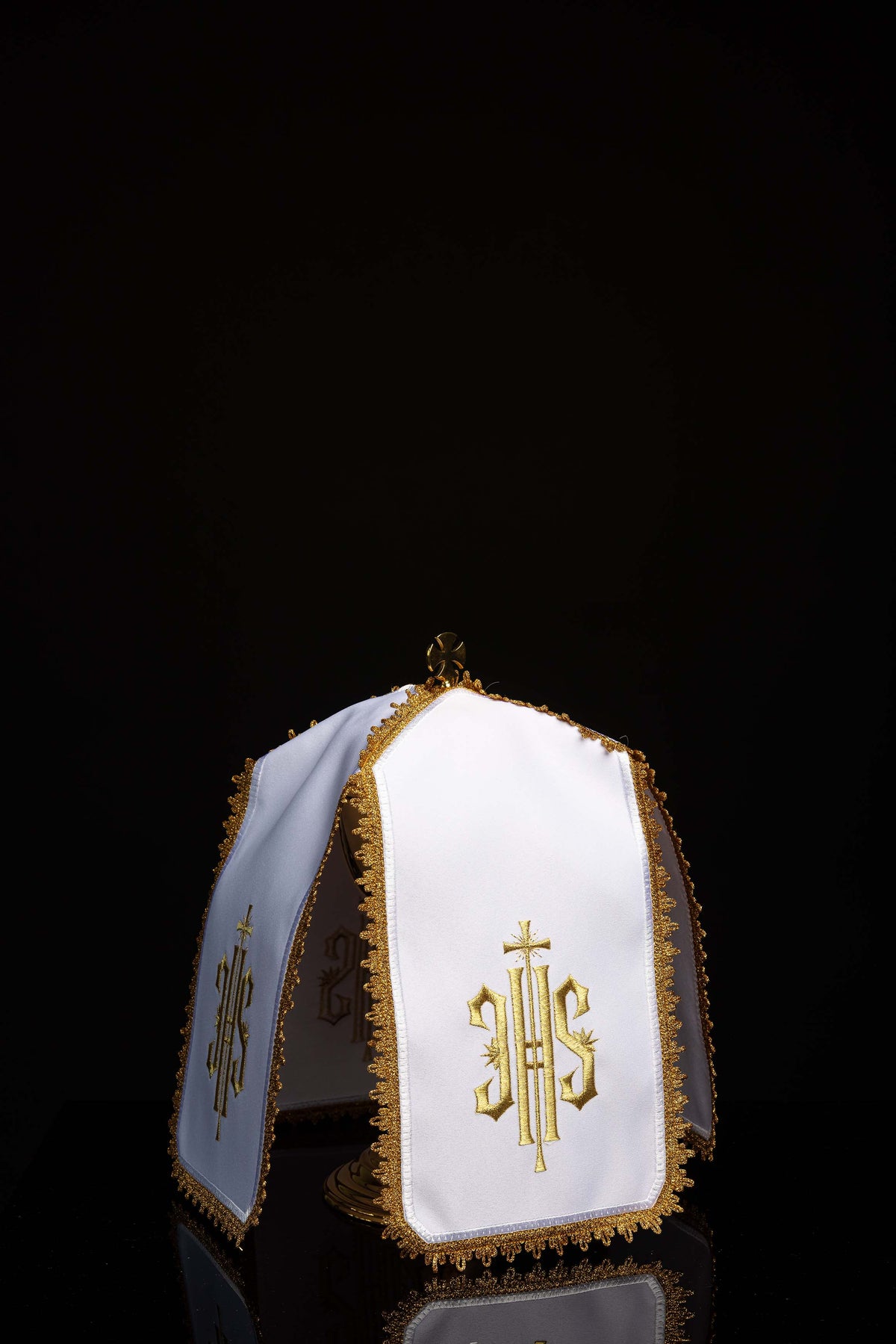 Ziboriumvelum mit goldfarbener IHS-Stickerei