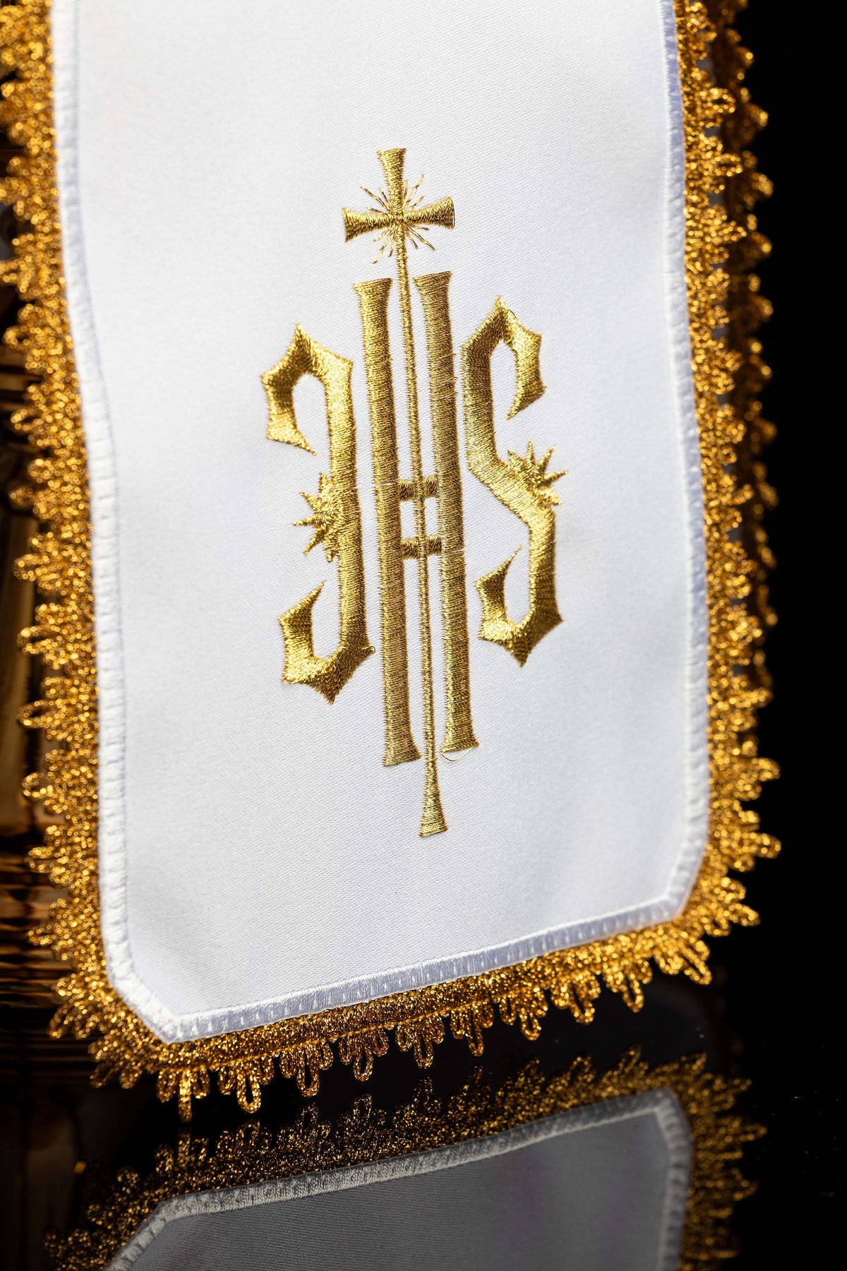 Ziboriumvelum mit goldfarbener IHS-Stickerei