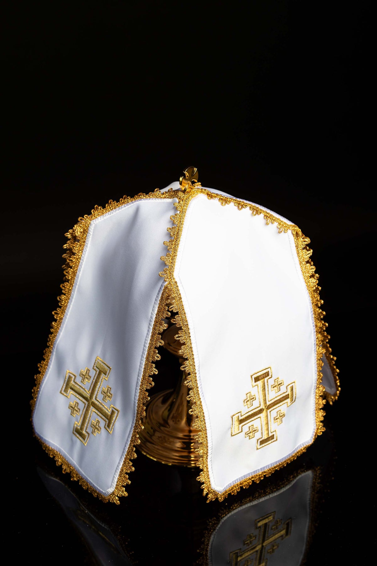 Ziboriumvelum mit goldfarbener Stickerei des Jerusalemkreuzes