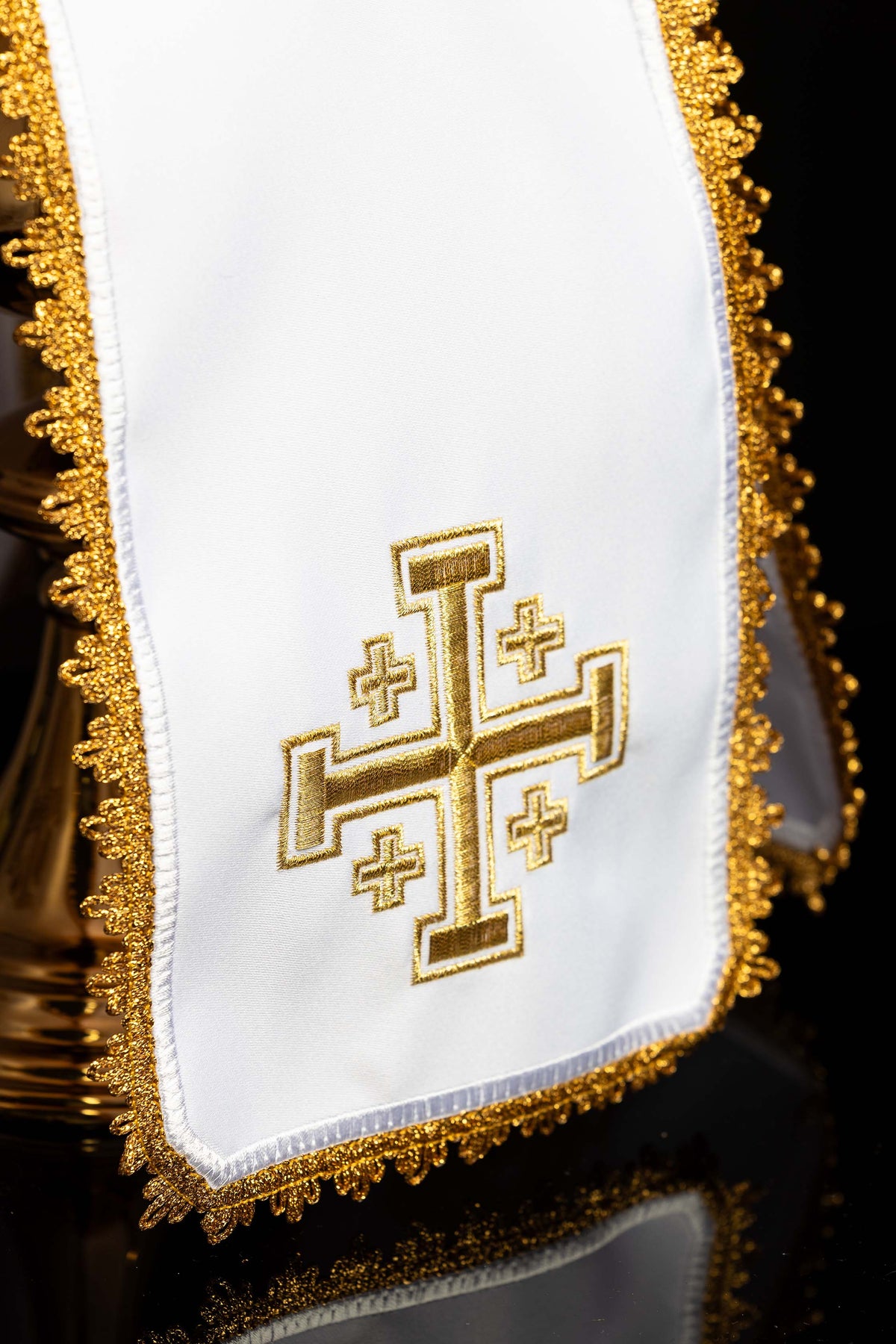 Ziboriumvelum mit goldfarbener Stickerei des Jerusalemkreuzes