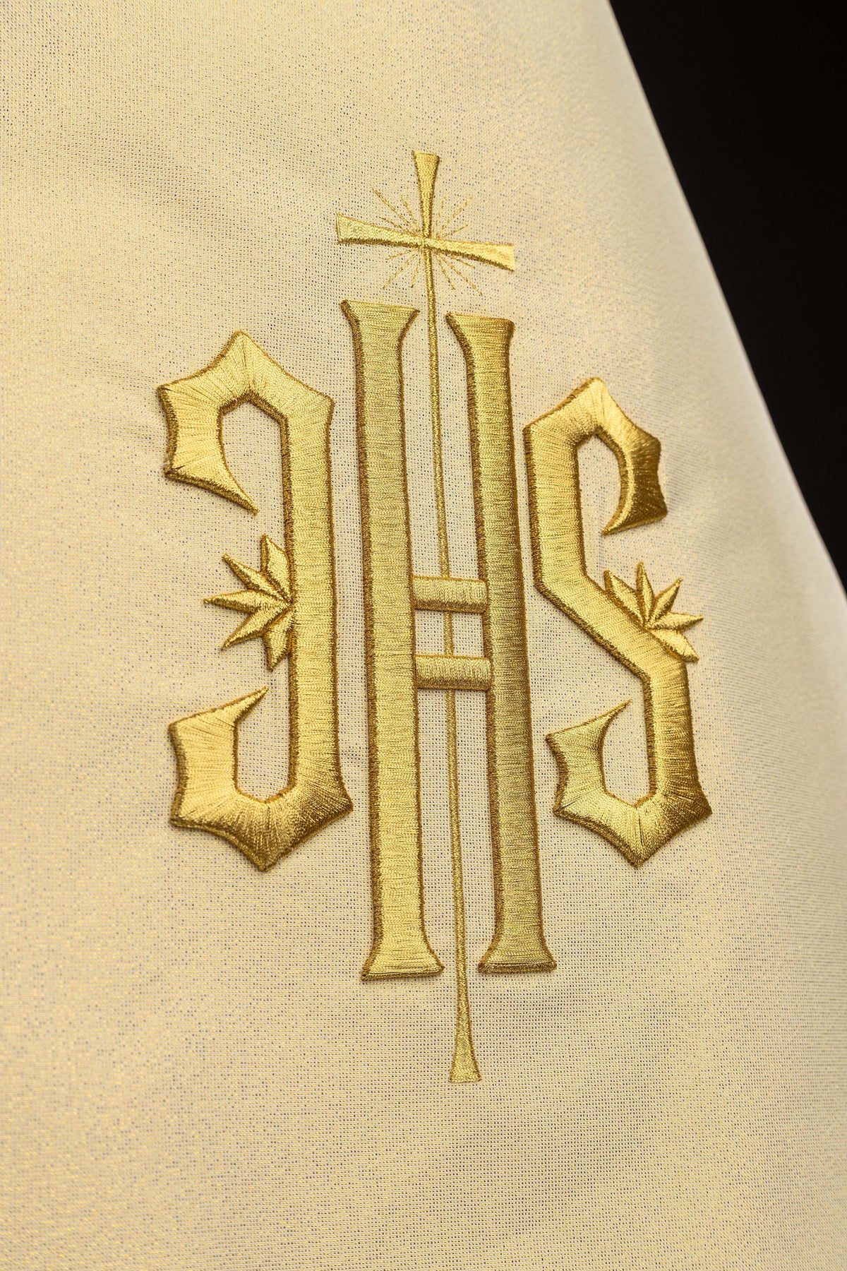 Goldfarbenes Schultervelum mit gesticktem IHS-Symbol