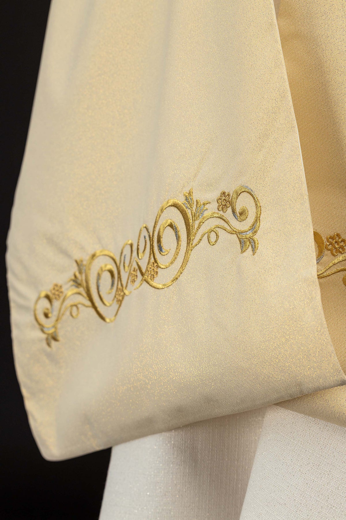 Goldfarbenes Schultervelum mit gesticktem IHS-Symbol