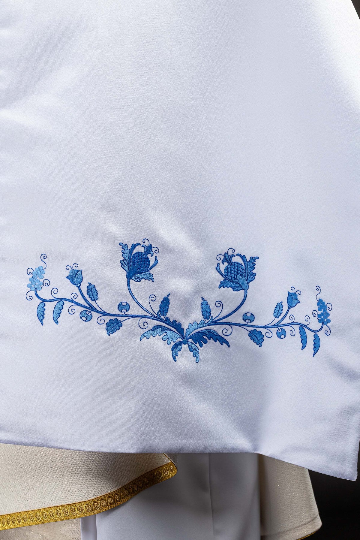 Weißes Schultervelum mit gesticktem Marienmotiv