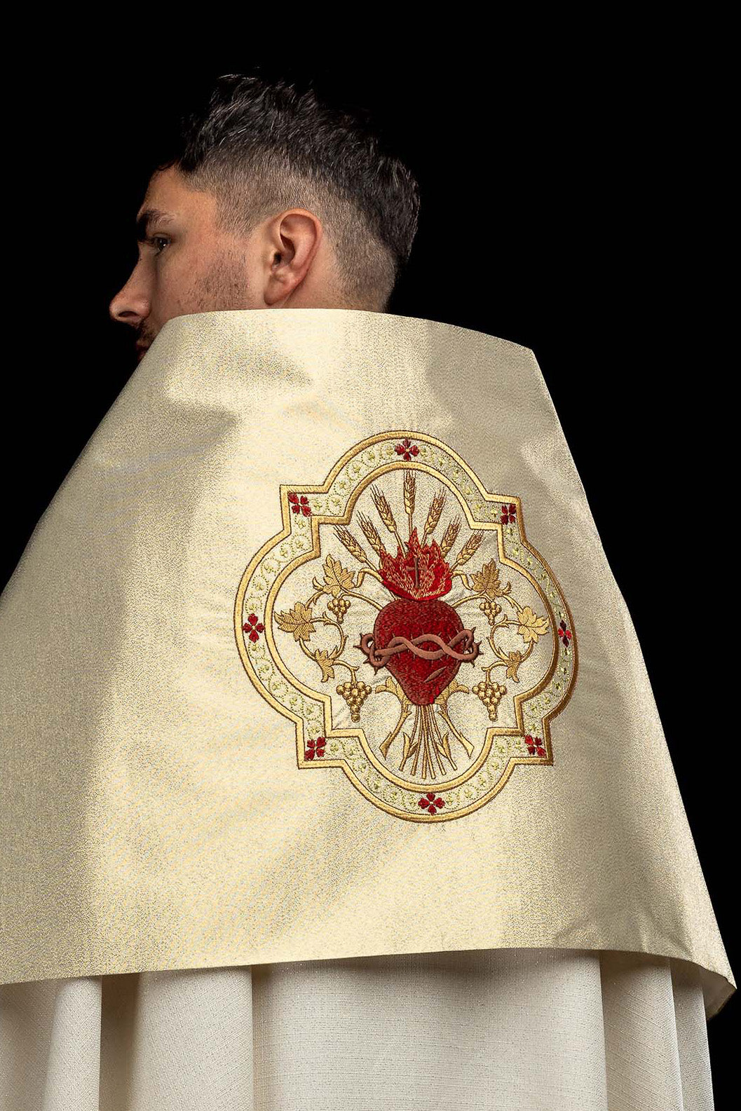 Goldfarbenes Schultervelum mit gesticktem Herz-Jesu-Motiv