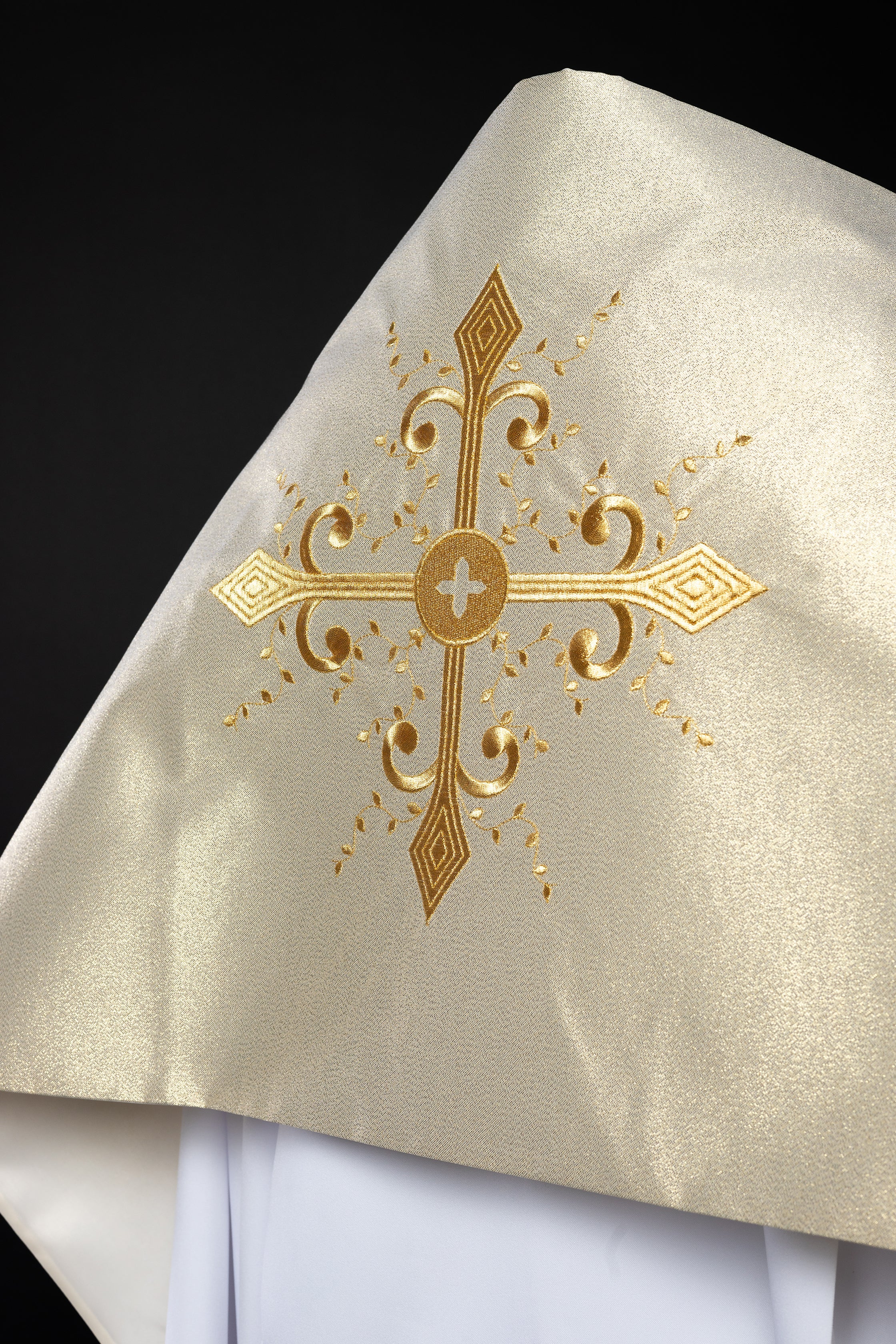 Welon liturgiczny z haftem krzyża w kolorze złotym - ORNATY.PL