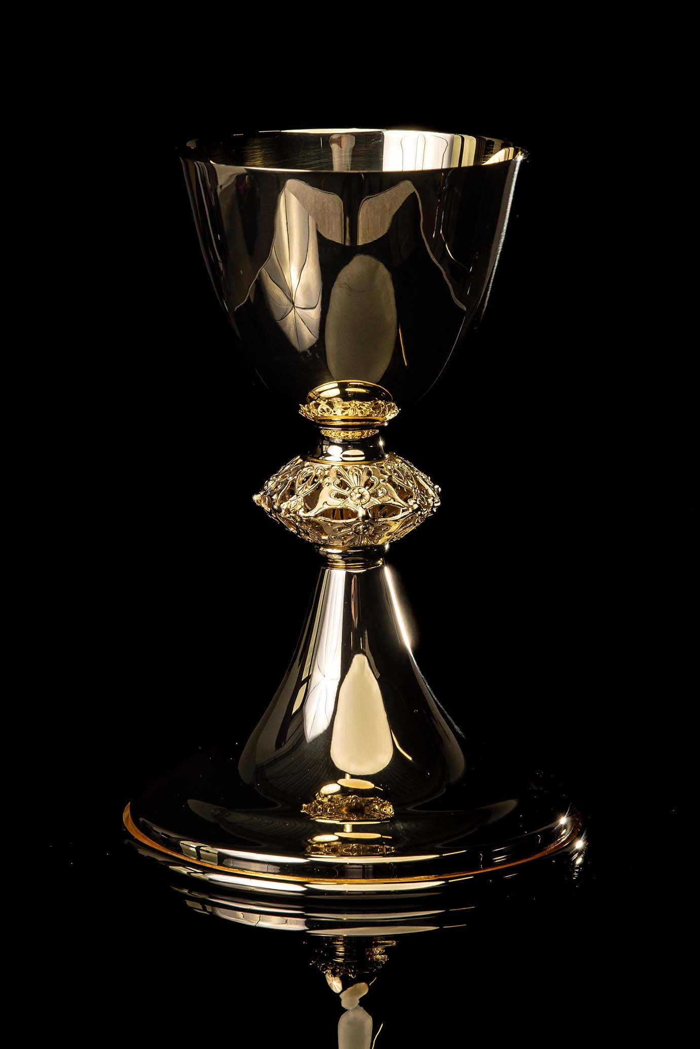 Handgefertigter vergoldeter Messkelch aus Messing