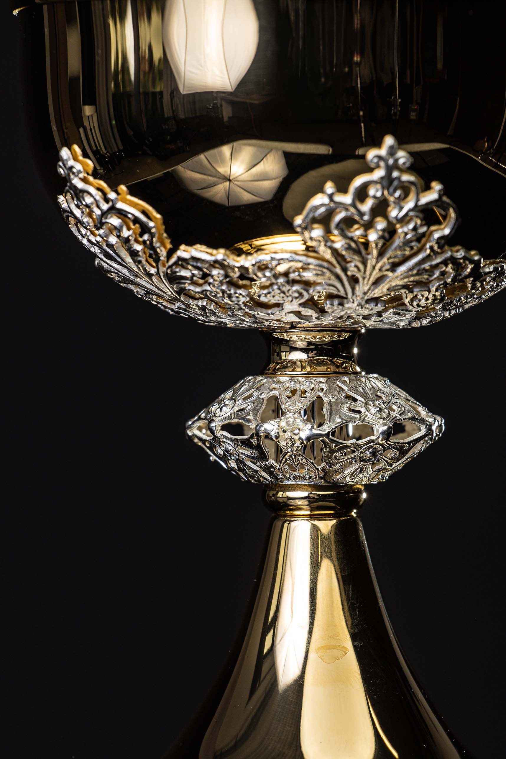 Handgefertigtes vergoldetes Ziborium aus Messing mit versilberten Verzierungen