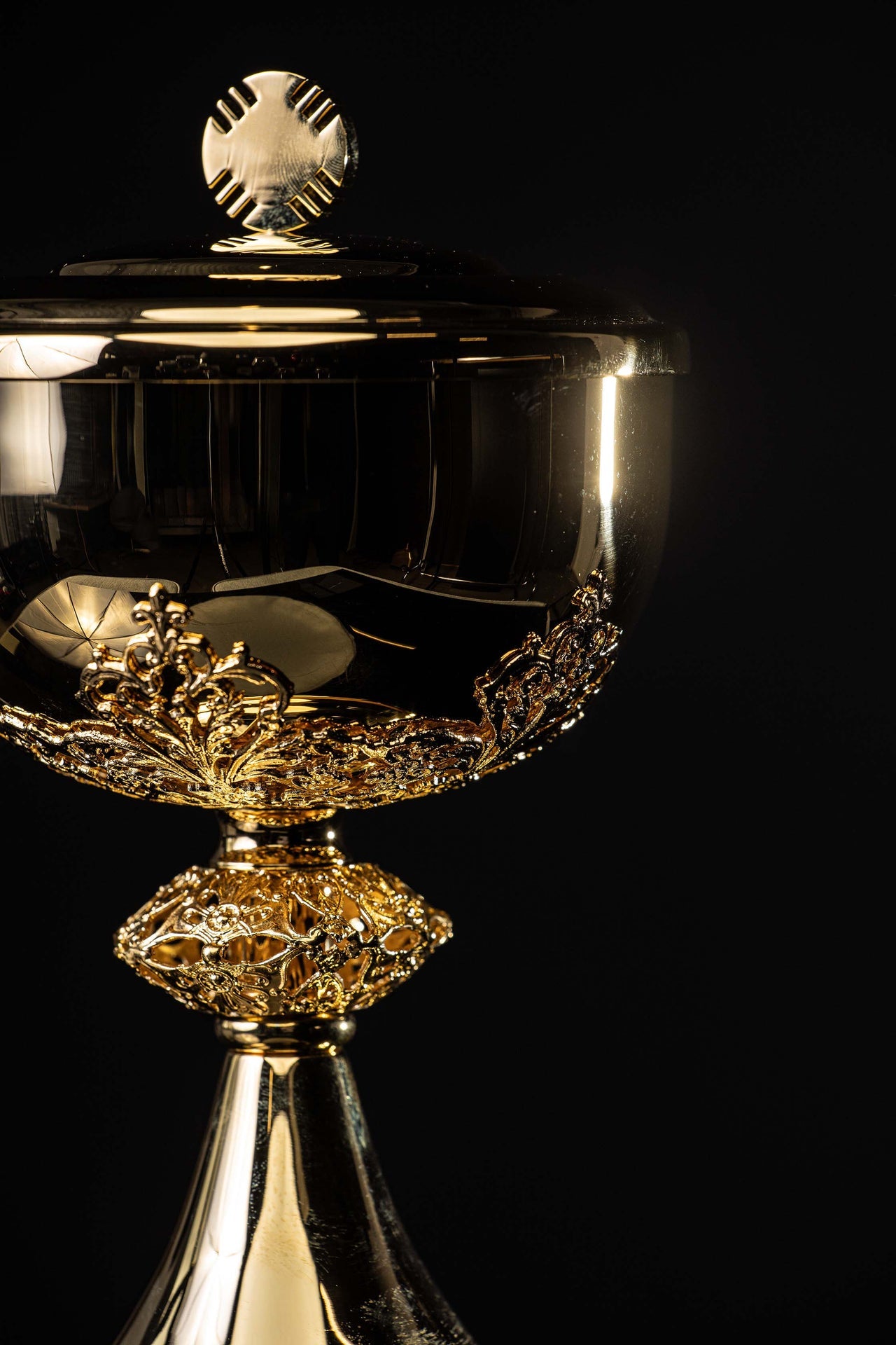 Handgefertigtes vergoldetes Ziborium aus Messing