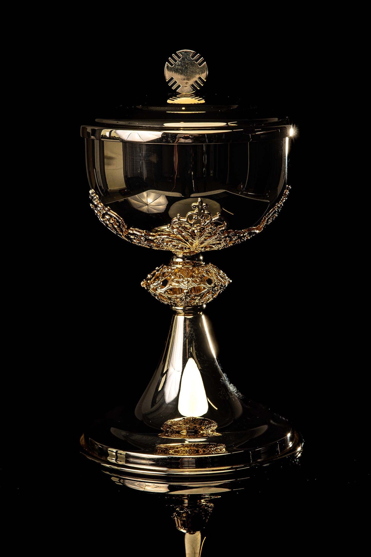 Handgefertigtes vergoldetes Ziborium aus Messing