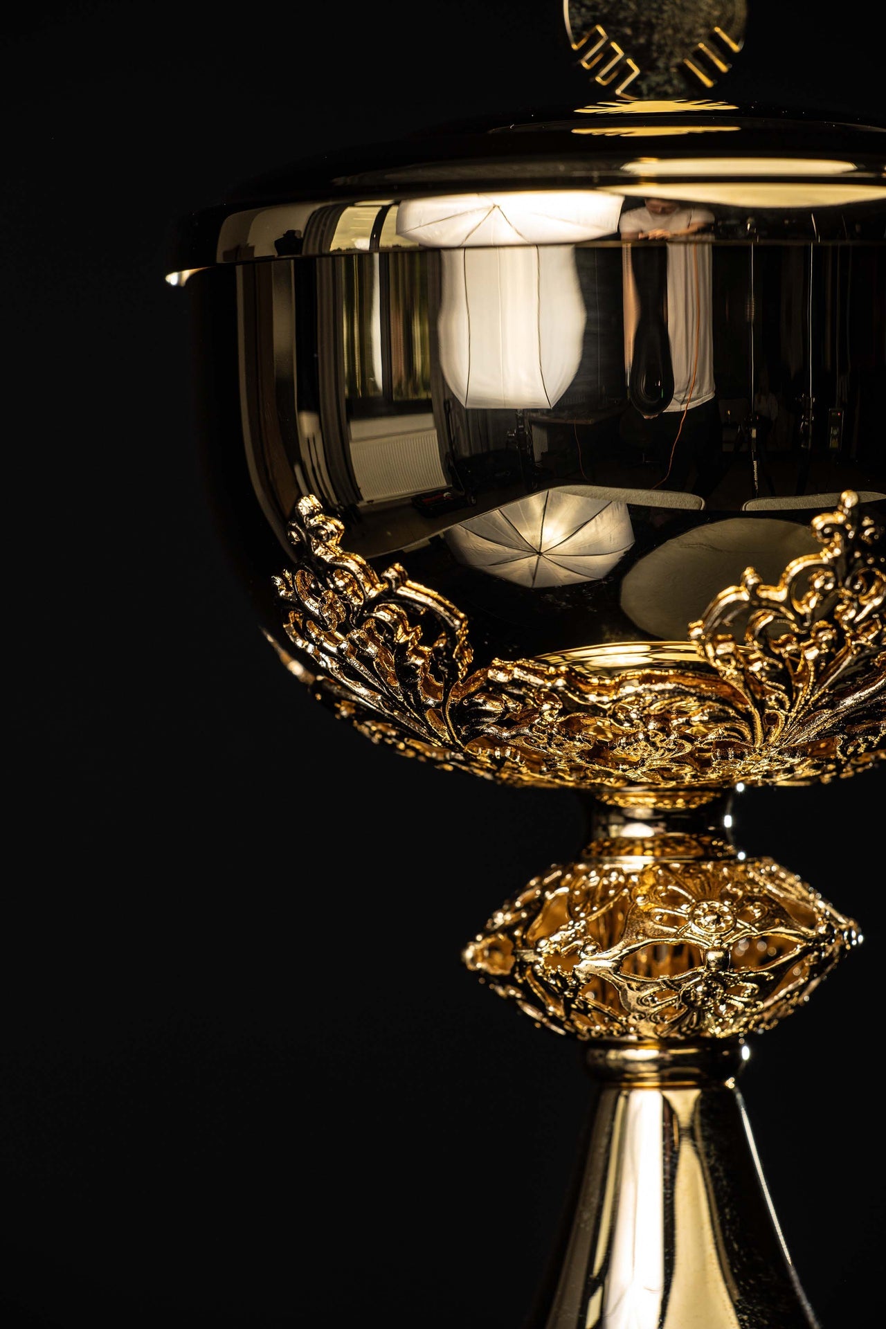 Handgefertigtes vergoldetes Ziborium aus Messing