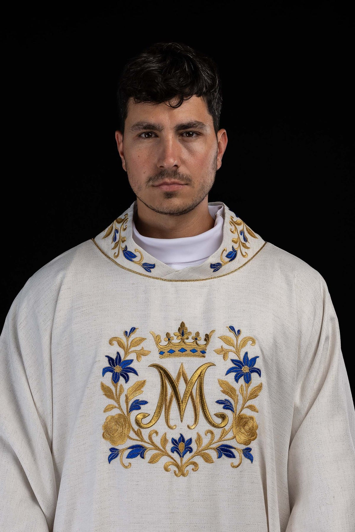 Ecru-Dalmatik mit besticktem Marienmotiv