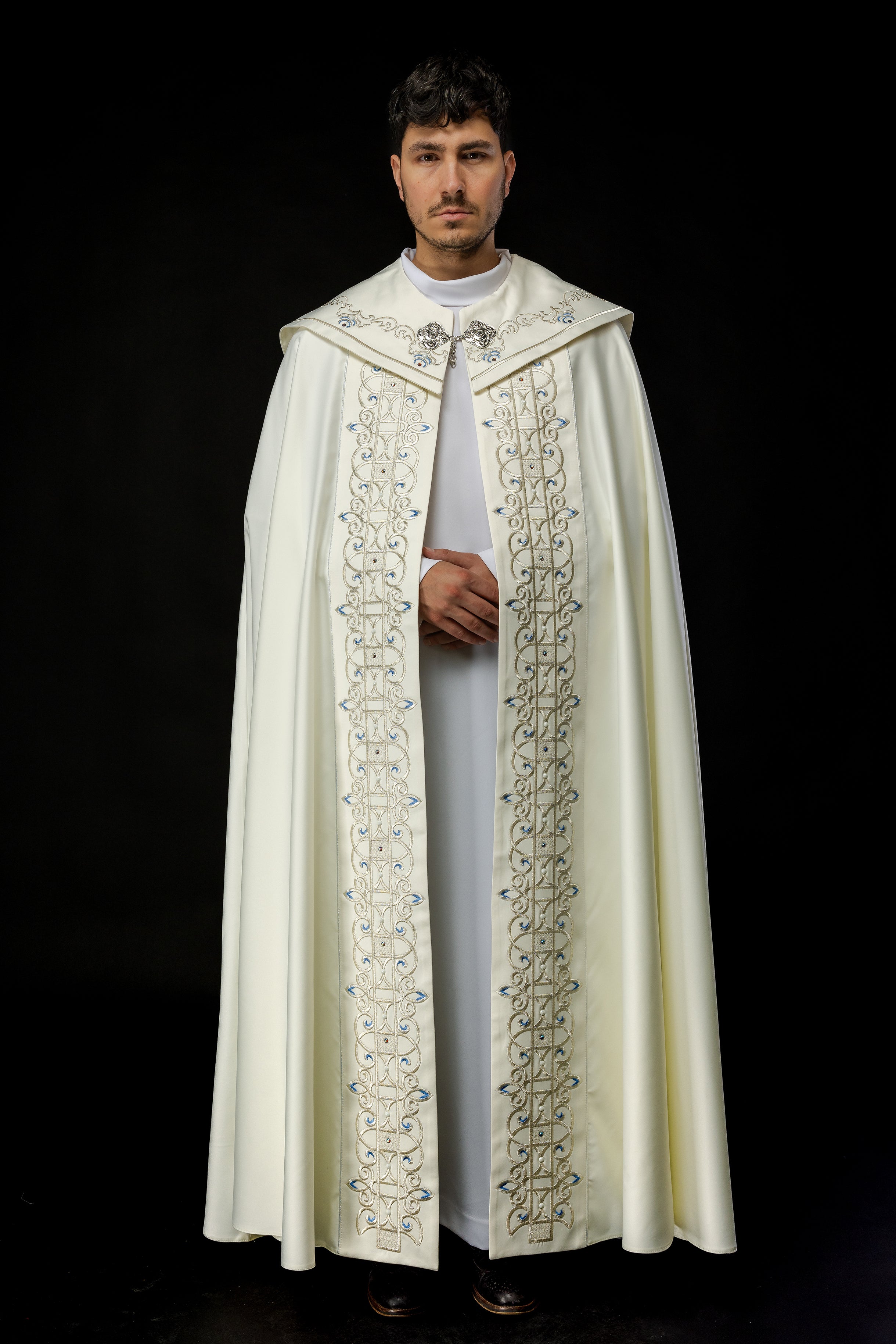 Kapa Liturgiczna Haftowana Z Symbolem Maryjnym - ORNATY.PL