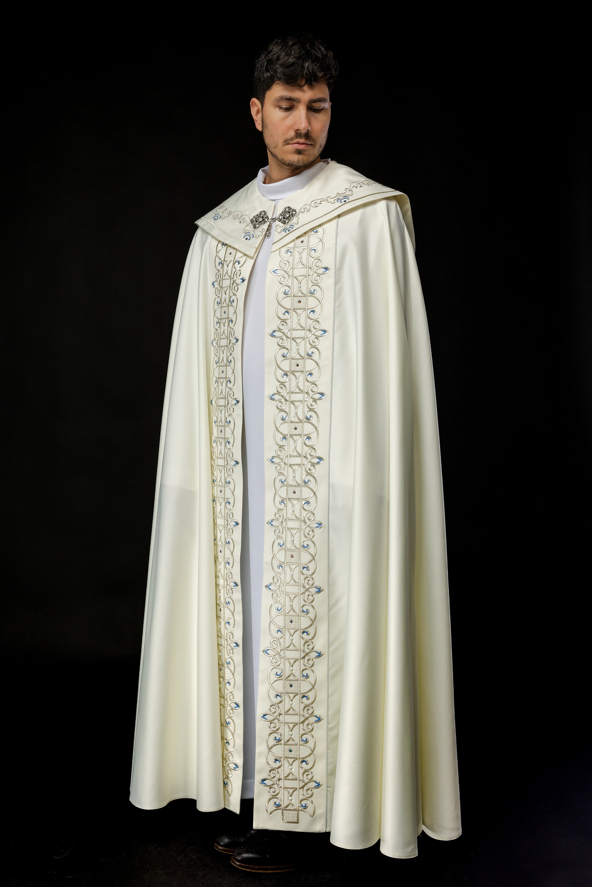 Kapa Liturgiczna Haftowana Z Symbolem Maryjnym - ORNATY.PL