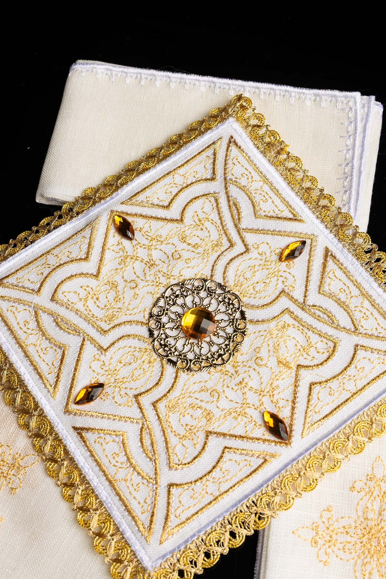 Bielizna kielichowa haftowana bogato zdobiona - ORNATY.PL