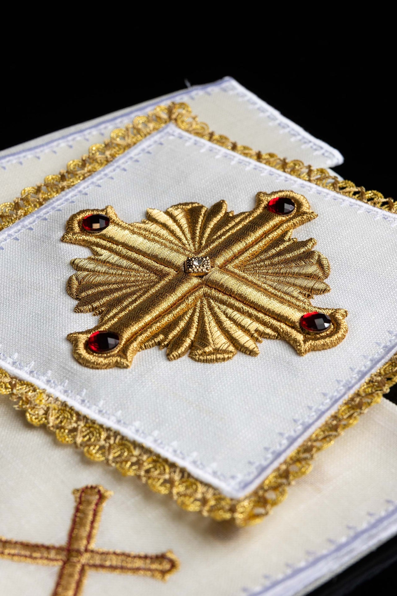 Bogato haftowana bielizna kielichowa z kamieniami. Wykonana z lnu - ORNATY.PL