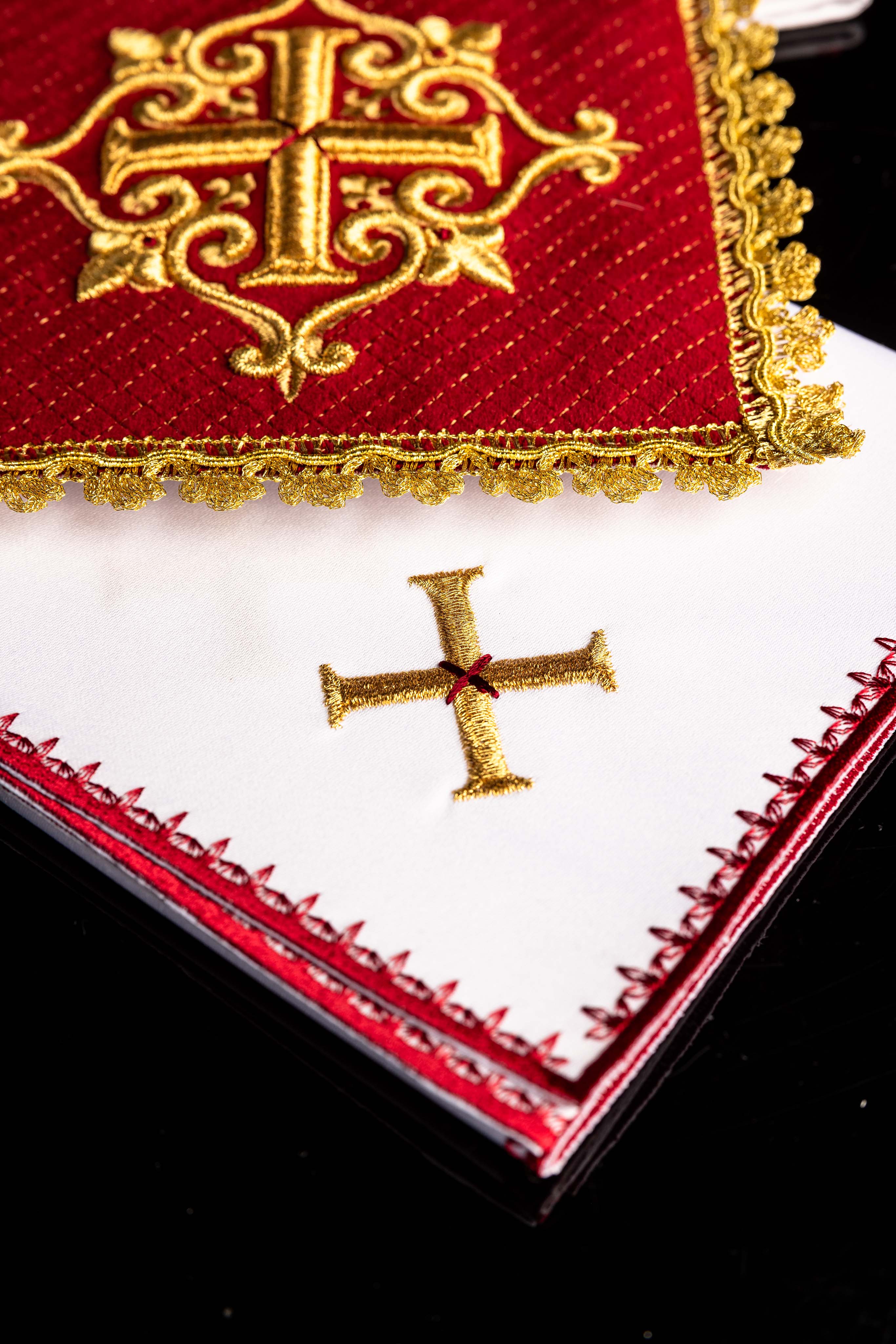 Leinenstola mit aufgesticktem Kreuz roter Samt